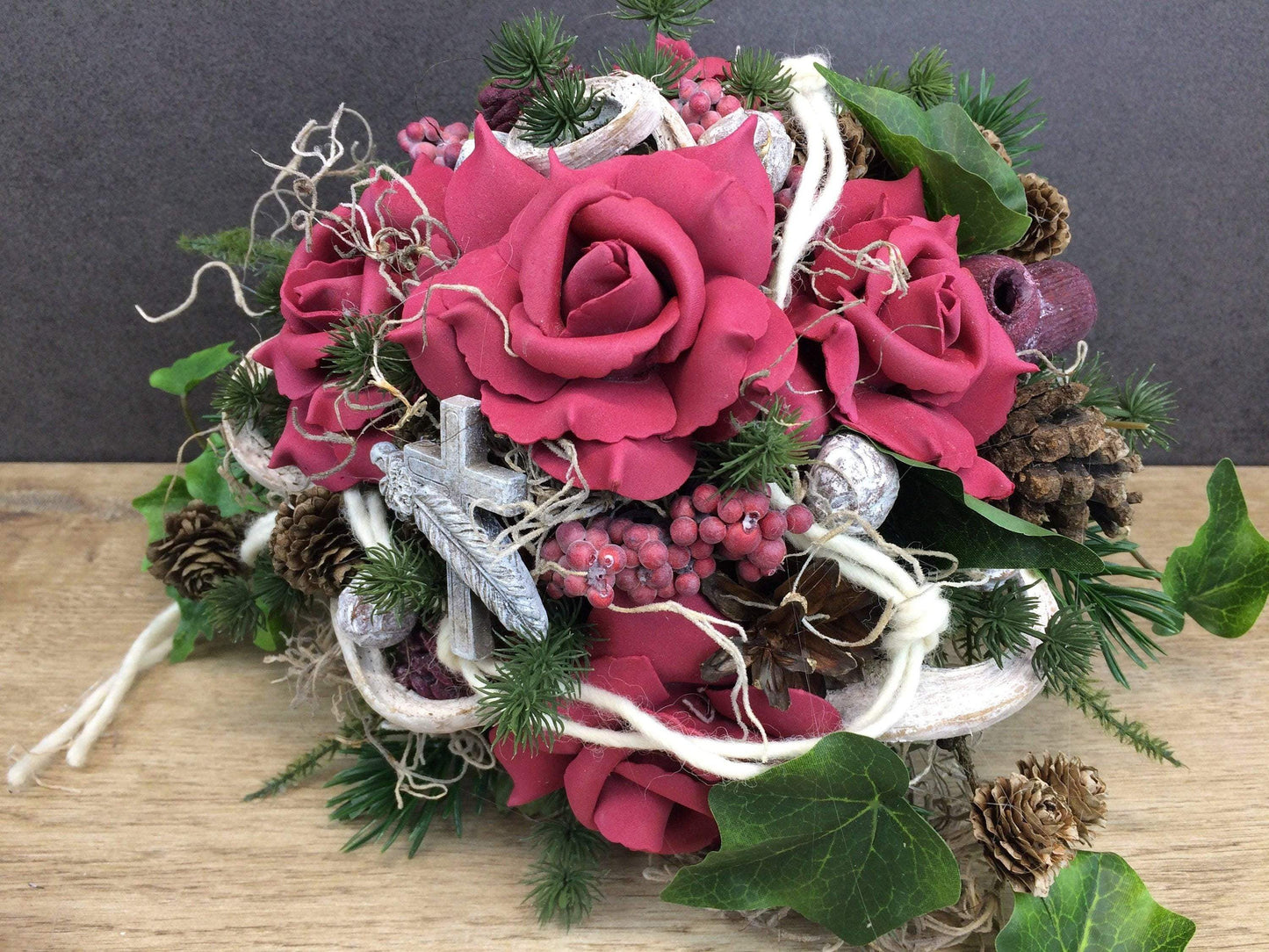 Grabgesteck Grabschmuck Grabvase Grabstrauß Grabdekoration Grabschmuck Allerheiligen Tannen Exoten Rosen Efeu Filzschnur Kreuz Feder Zapfen – handgemacht aus Seiden- und Kunstblumen, langlebig & pflegeleicht von SarahsFlowerStudio