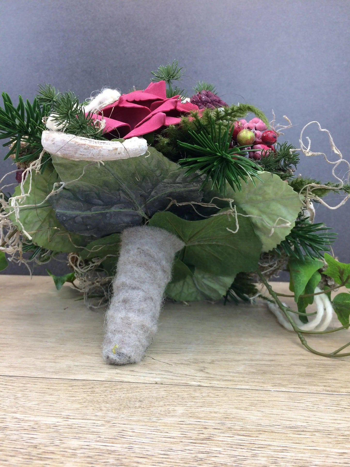 Grabgesteck Grabschmuck Grabvase Grabstrauß Grabdekoration Grabschmuck Allerheiligen Tannen Exoten Rosen Efeu Filzschnur Kreuz Feder Zapfen – handgemacht aus Seiden- und Kunstblumen, langlebig & pflegeleicht von SarahsFlowerStudio