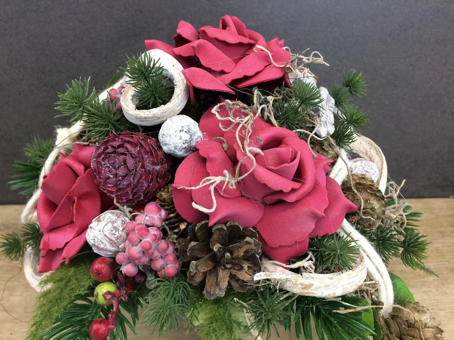 Grabgesteck Grabschmuck Grabvase Grabstrauß Grabdekoration Grabschmuck Allerheiligen Tannen Exoten Rosen Efeu Filzschnur Kreuz Feder Zapfen – handgemacht aus Seiden- und Kunstblumen, langlebig & pflegeleicht von SarahsFlowerStudio