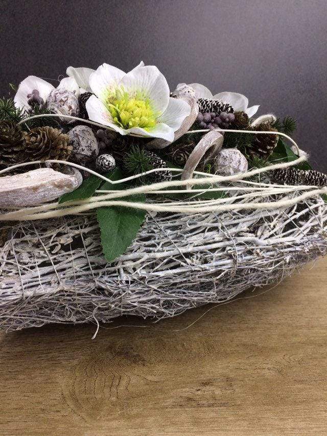 Grabgesteck 38x38cm Grabschmuck Herz Christrosen Grabdeko Grabdekoration – handgemacht aus Seiden- und Kunstblumen, langlebig & pflegeleicht von SarahsFlowerStudio