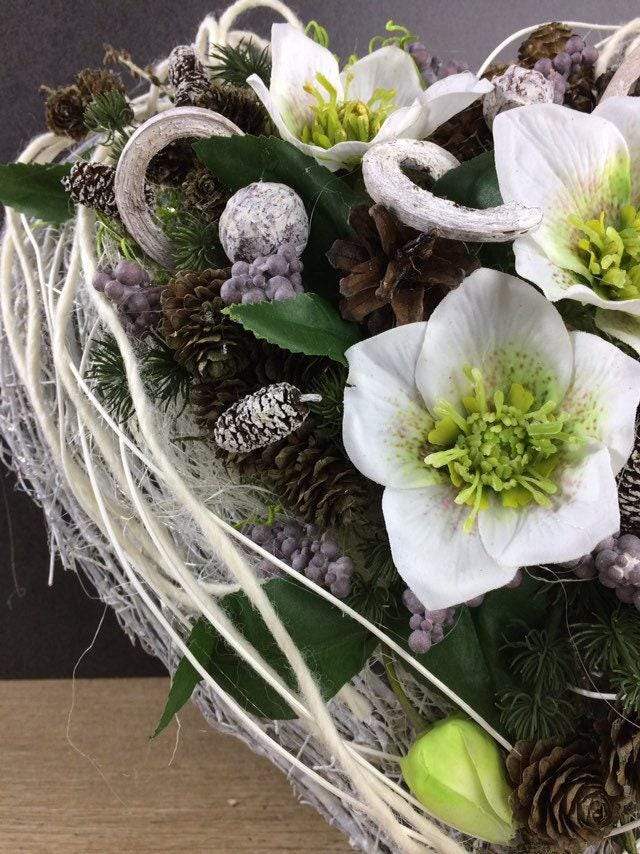 Grabgesteck 38x38cm Grabschmuck Herz Christrosen Grabdeko Grabdekoration – handgemacht aus Seiden- und Kunstblumen, langlebig & pflegeleicht von SarahsFlowerStudio