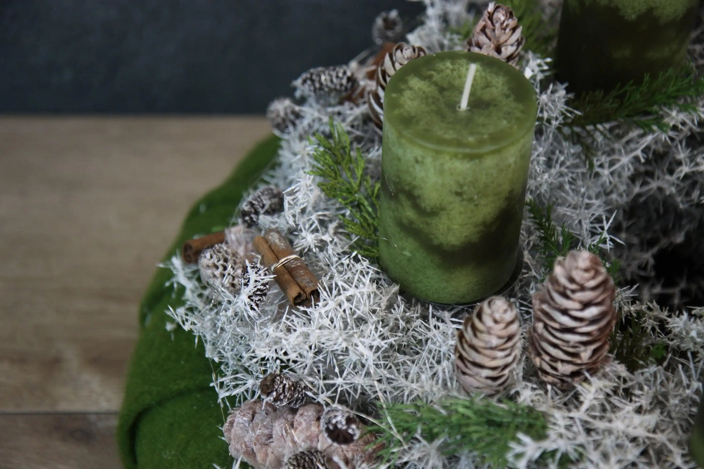 Adventskranz Adventskalender Asparagus Filz Zimt Zapfen Thuja mehrjährig groß rund – handgemacht aus Seiden- und Kunstblumen, langlebig & pflegeleicht von SarahsFlowerStudio