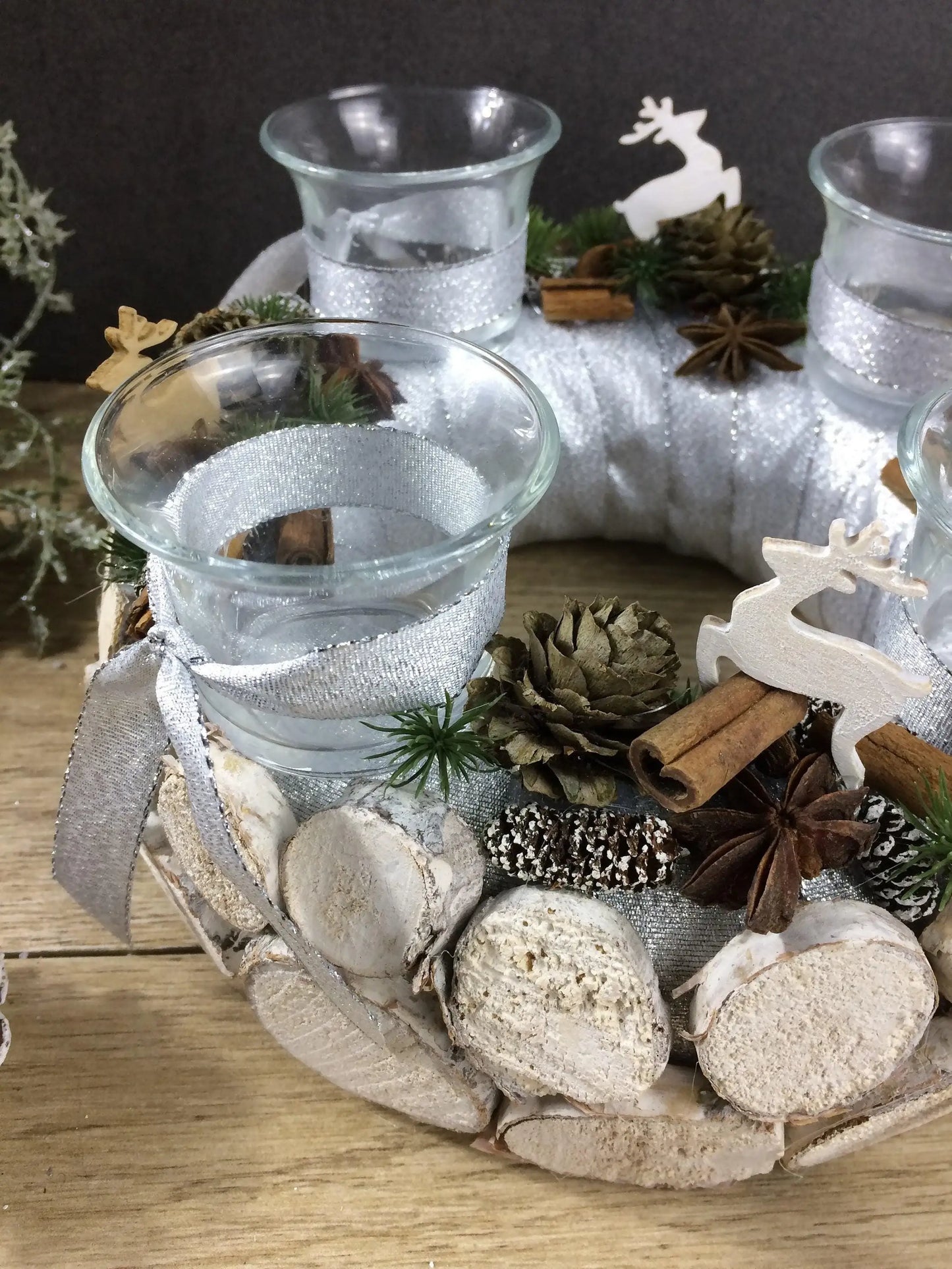 Adventskranz Wunschfarbe Hirsch Zapfen Birke Wunschfarbe Teelicht Anis Zimt – handgemacht aus Seiden- und Kunstblumen, langlebig & pflegeleicht von SarahsFlowerStudio
