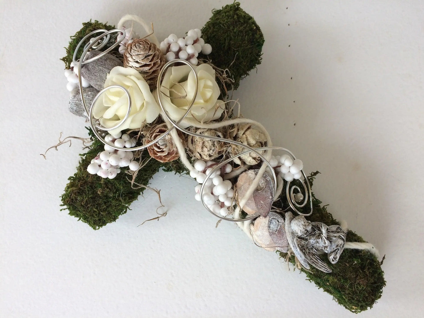 Grabgesteck Grabschmuck Urnengrab Gesteck Grab Allerheiligen Mooskreuz Kreuz Rose Grave Arrangument grave flowers longlasting – handgemacht aus Seiden- und Kunstblumen, langlebig & pflegeleicht von SarahsFlowerStudio