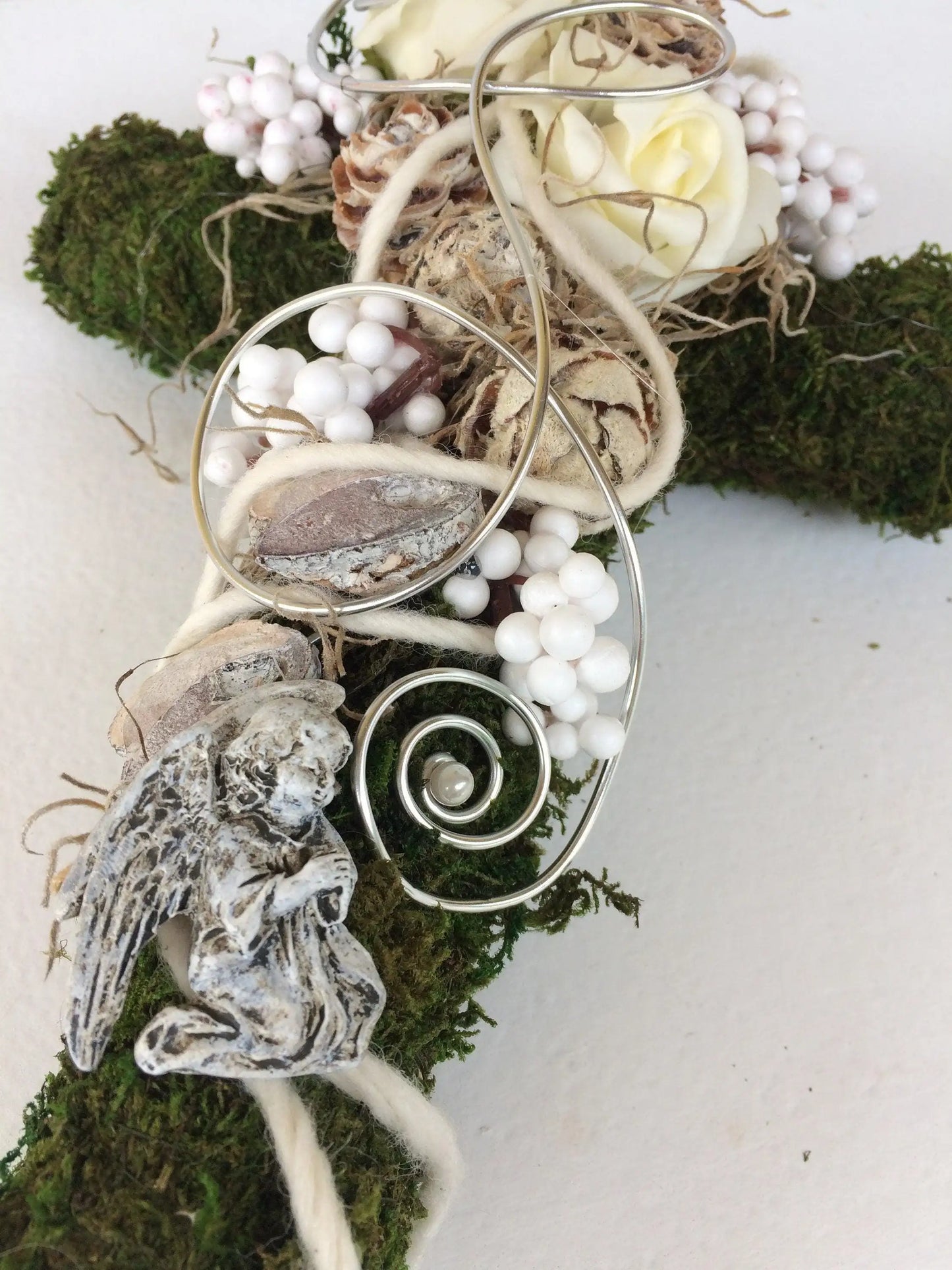 Grabgesteck Grabschmuck Urnengrab Gesteck Grab Allerheiligen Mooskreuz Kreuz Rose Grave Arrangument grave flowers longlasting – handgemacht aus Seiden- und Kunstblumen, langlebig & pflegeleicht von SarahsFlowerStudio