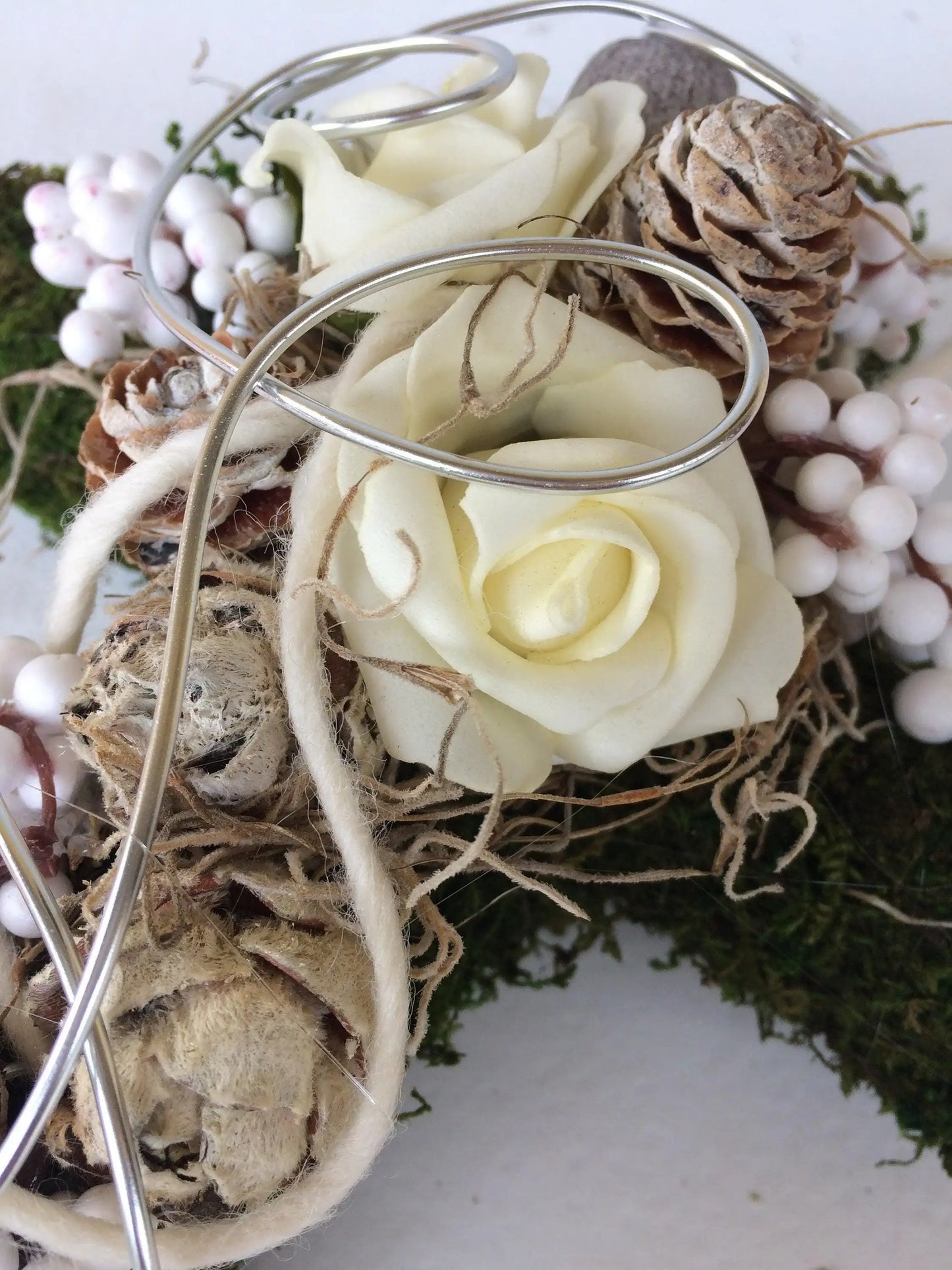 Grabgesteck Grabschmuck Urnengrab Gesteck Grab Allerheiligen Mooskreuz Kreuz Rose Grave Arrangument grave flowers longlasting – handgemacht aus Seiden- und Kunstblumen, langlebig & pflegeleicht von SarahsFlowerStudio