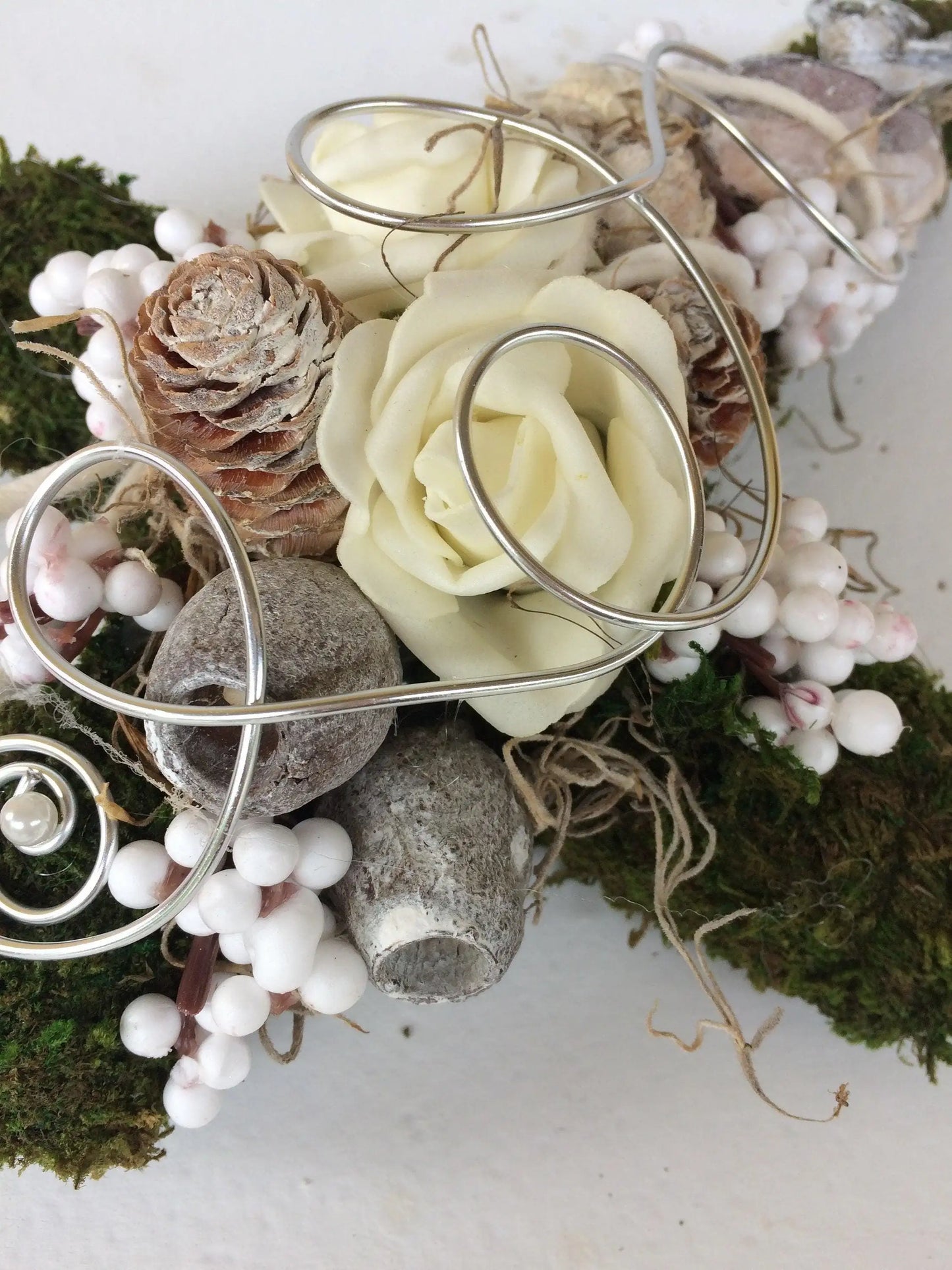 Grabgesteck Grabschmuck Urnengrab Gesteck Grab Allerheiligen Mooskreuz Kreuz Rose Grave Arrangument grave flowers longlasting – handgemacht aus Seiden- und Kunstblumen, langlebig & pflegeleicht von SarahsFlowerStudio