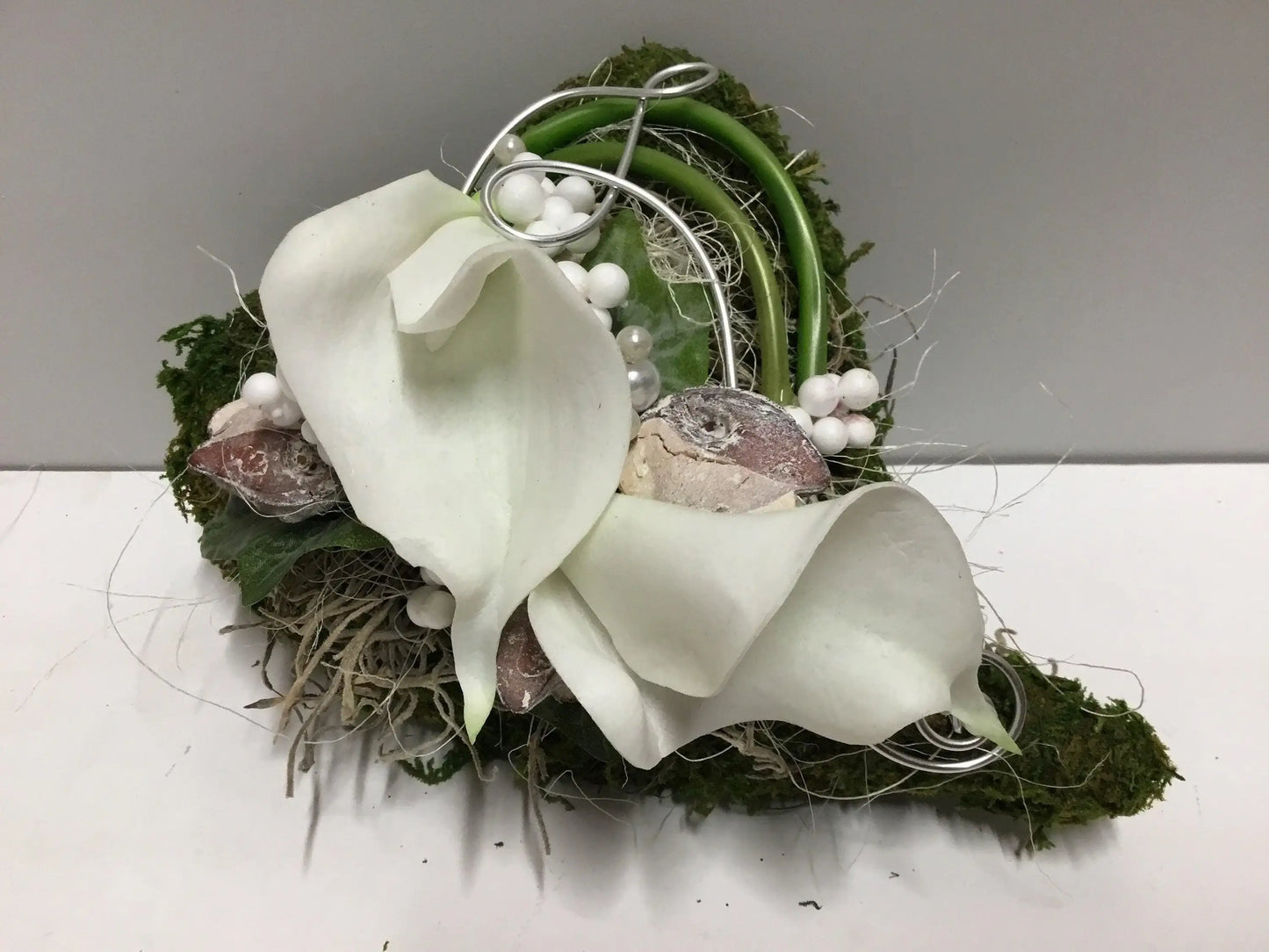 Grabgesteck Grabschmuck Urnengrab Gesteck Grab Allerheiligen Calla Winterlich Herz Moosherz Rose Grave Arrangument grave flowers longlasting – handgemacht aus Seiden- und Kunstblumen, langlebig & pflegeleicht von SarahsFlowerStudio