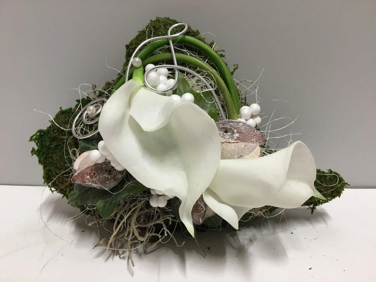 Grabgesteck Grabschmuck Urnengrab Gesteck Grab Allerheiligen Calla Winterlich Herz Moosherz Rose Grave Arrangument grave flowers longlasting – handgemacht aus Seiden- und Kunstblumen, langlebig & pflegeleicht von SarahsFlowerStudio