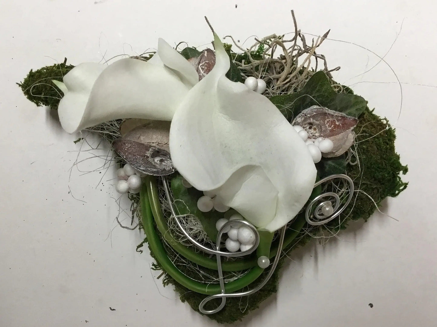 Grabgesteck Grabschmuck Urnengrab Gesteck Grab Allerheiligen Calla Winterlich Herz Moosherz Rose Grave Arrangument grave flowers longlasting – handgemacht aus Seiden- und Kunstblumen, langlebig & pflegeleicht von SarahsFlowerStudio