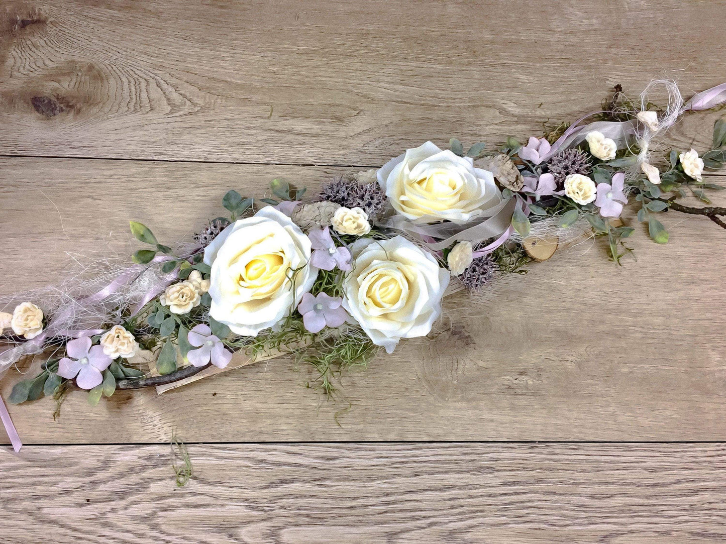 Tischdekoration Tischgesteck in Wunschfarbe Eukalyptus Rose Deko Dekoration Birkenscheiben – handgemacht aus Seiden- und Kunstblumen, langlebig & pflegeleicht von SarahsFlowerStudio