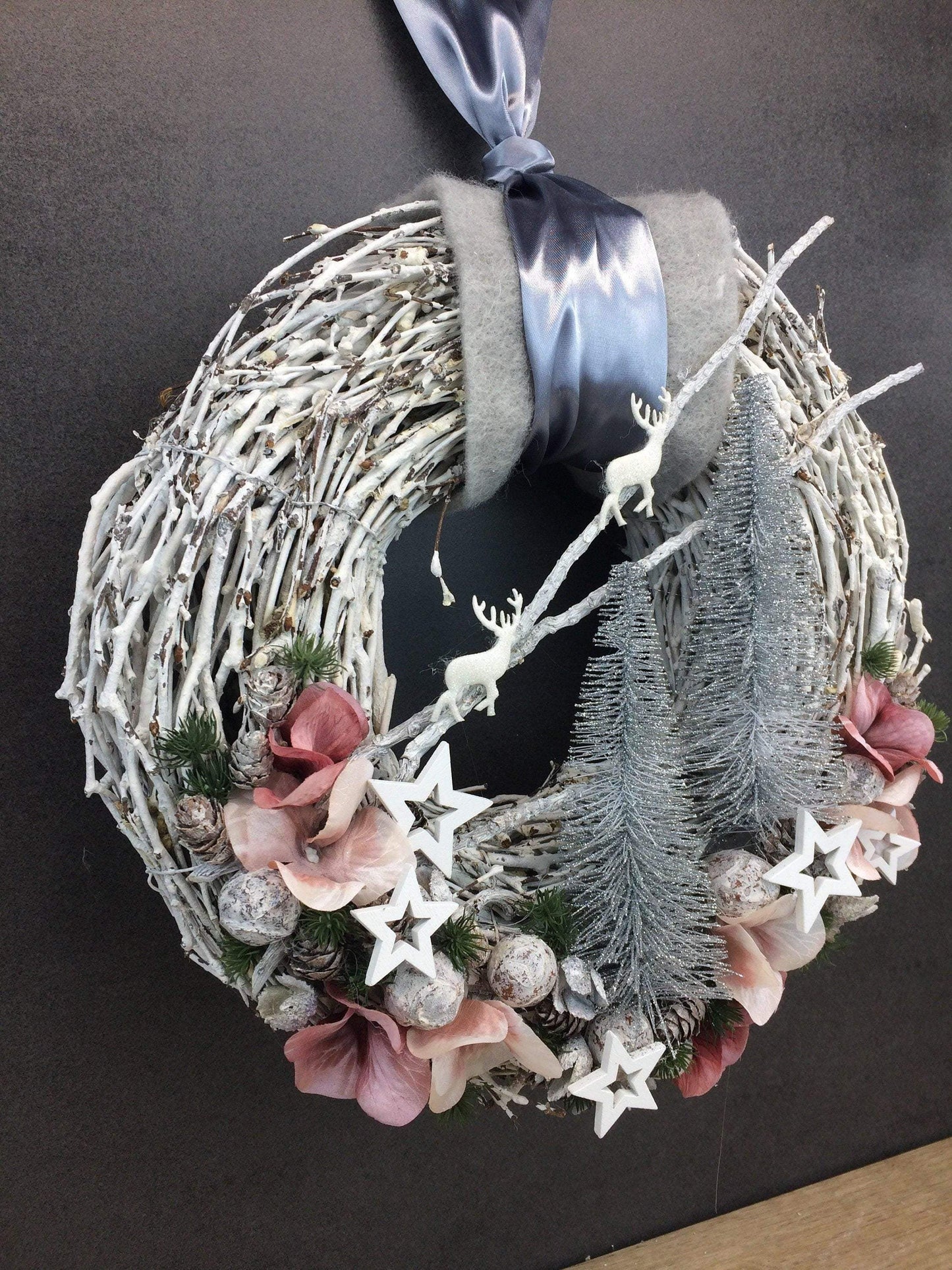 Advent Türkranz Türdeko Türschmuck Weihnachten Weidenkranz Wachskranz Adventskranz Sterne Tannenbaum Hirsch Tanne Filz Draht – handgemacht aus Seiden- und Kunstblumen, langlebig & pflegeleicht von SarahsFlowerStudio