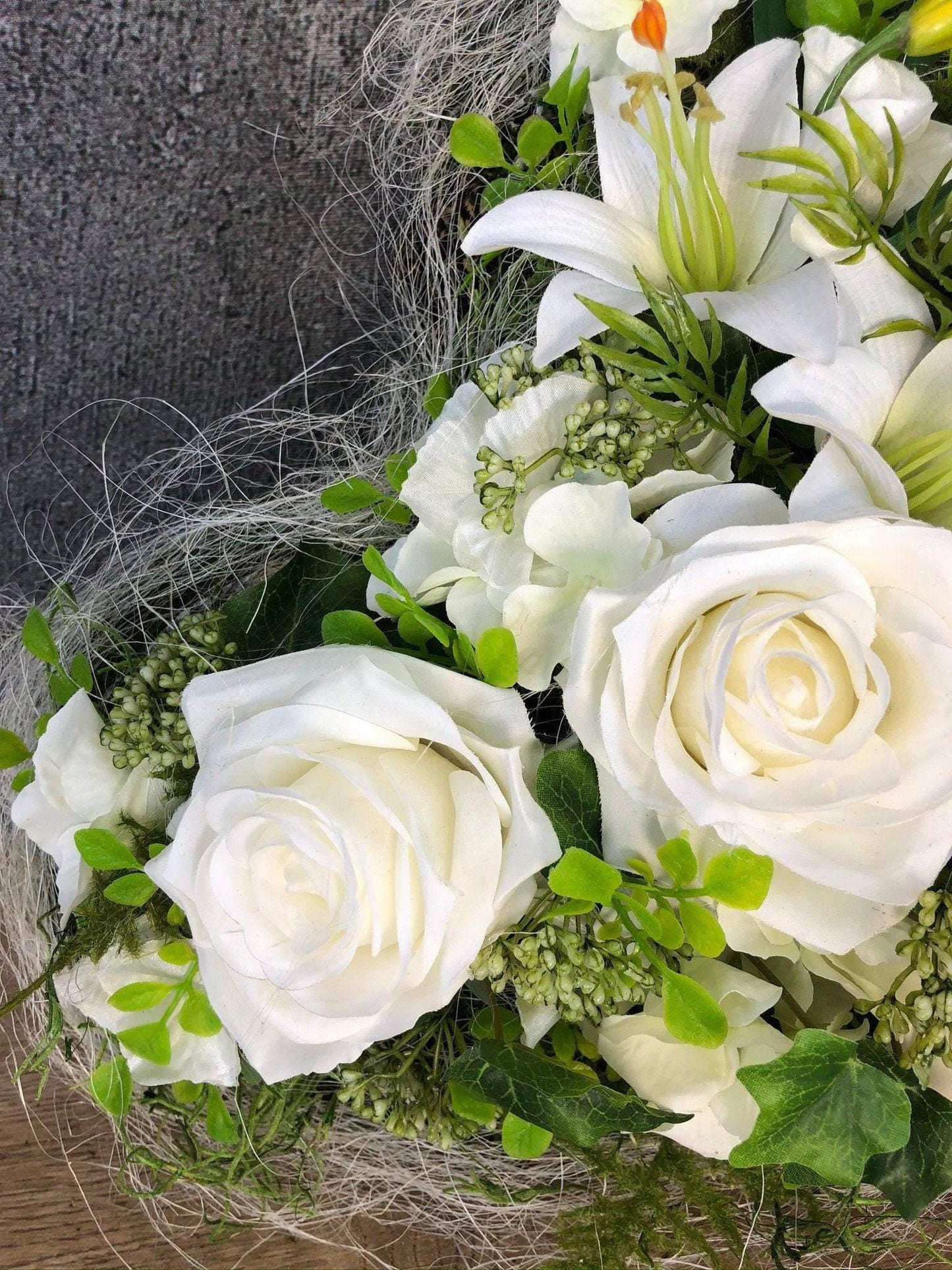 Grabgesteck mit weißen Lilien und Rosen Grabschmuck Herz Farbwunsch Grabdeko Grabdekoration – handgemacht aus Seiden- und Kunstblumen, langlebig & pflegeleicht von SarahsFlowerStudio