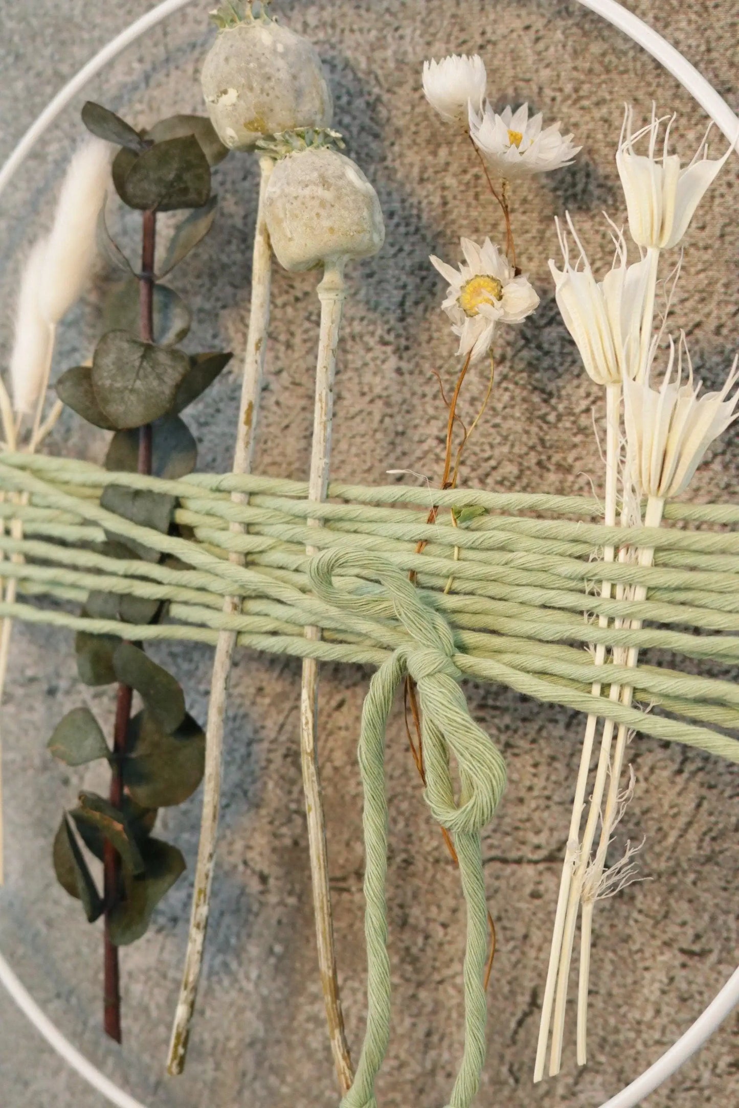 Türkranz Kranz Ring Gräser Wandkranz Trockenblumen Natur natürlich Hoop Fensterdeko – handgemacht aus Seiden- und Kunstblumen, langlebig & pflegeleicht von SarahsFlowerStudio