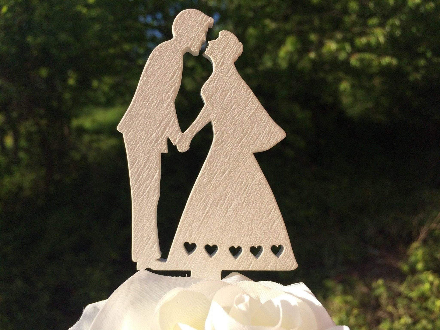 Cake Topper Tortenfigur Hochzeit Weiß – handgemacht aus Seiden- und Kunstblumen, langlebig & pflegeleicht von SarahsFlowerStudio