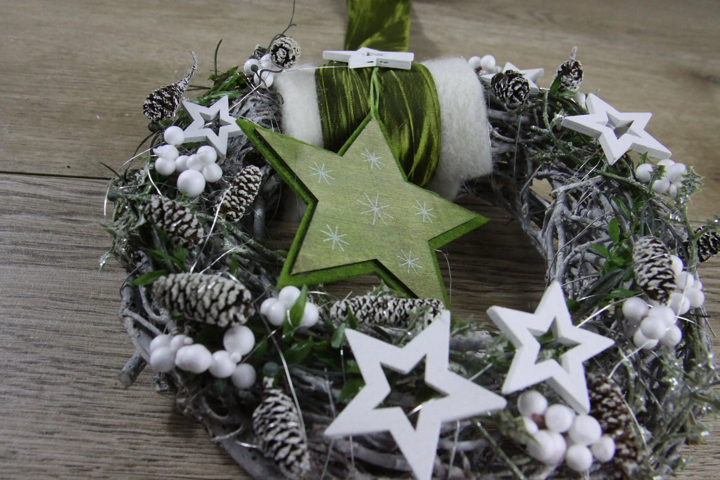 Advent Türkranz Türdeko Türschmuck Weihnachten Stern Weidenkranz Grün Weiß – handgemacht aus Seiden- und Kunstblumen, langlebig & pflegeleicht von SarahsFlowerStudio