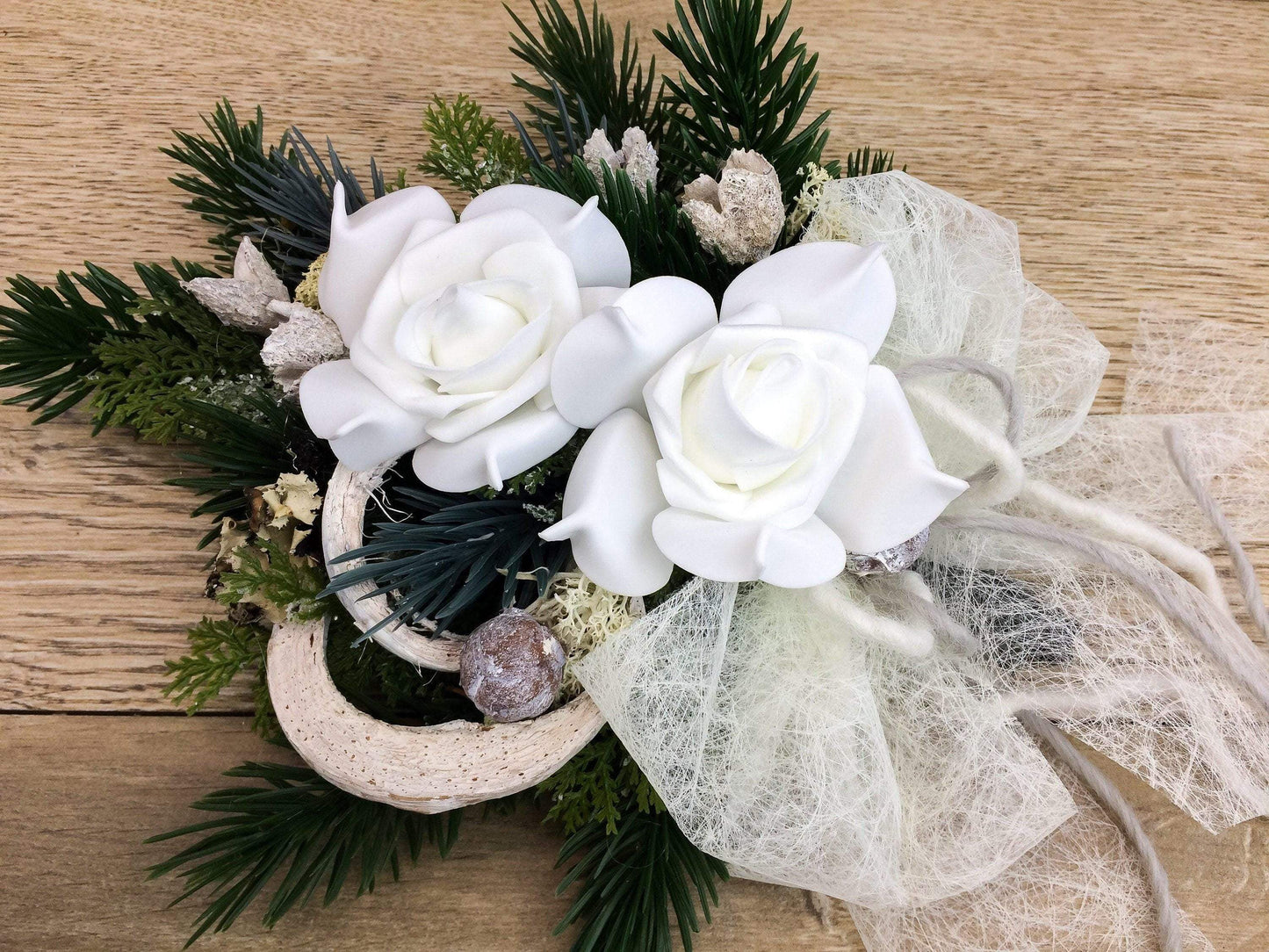 Grabgesteck zum legen Grabstrauß Liege Bukett Allerheiligen Wachsrosen Wachsrose Islandmoos Christrosen Rosen Grabdekoration – handgemacht aus Seiden- und Kunstblumen, langlebig & pflegeleicht von SarahsFlowerStudio