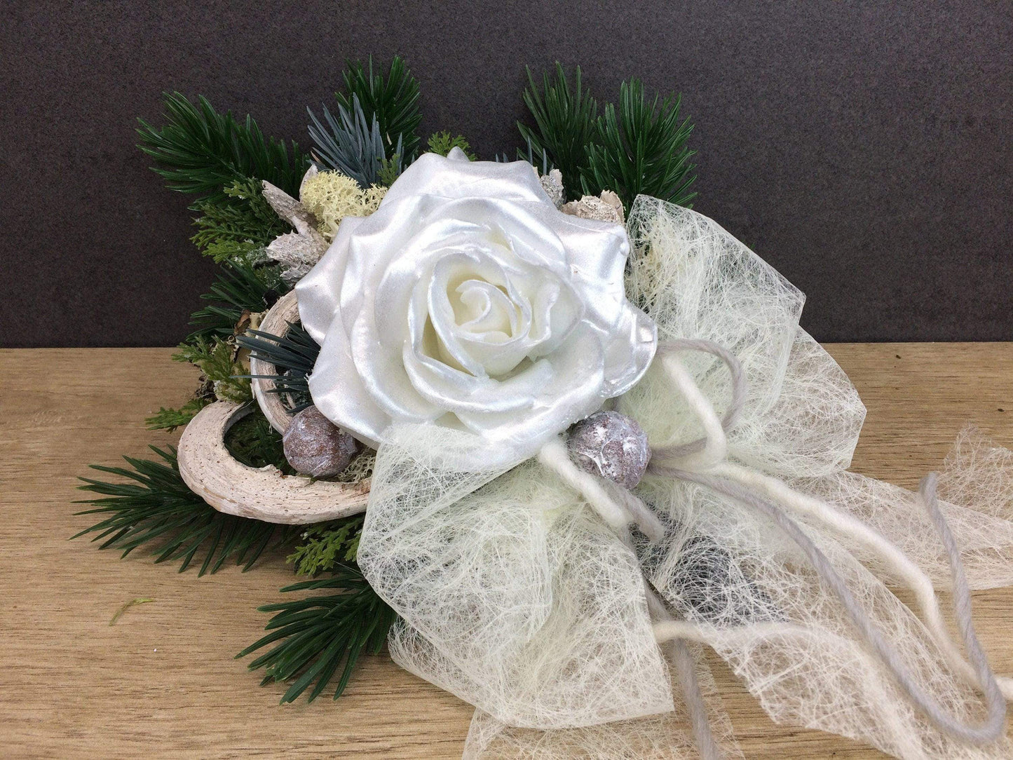Grabgesteck zum legen Grabstrauß Liege Bukett Allerheiligen Wachsrosen Wachsrose Islandmoos Christrosen Rosen Grabdekoration – handgemacht aus Seiden- und Kunstblumen, langlebig & pflegeleicht von SarahsFlowerStudio