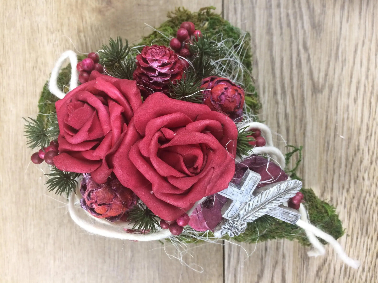 Grabgesteck Grabschmuck Gesteck Grab Allerheiligen Herz Moosherz Rose Grave Arrangument grave flowers longlasting Grabdeko Grabdekoration – handgemacht aus Seiden- und Kunstblumen, langlebig & pflegeleicht von SarahsFlowerStudio