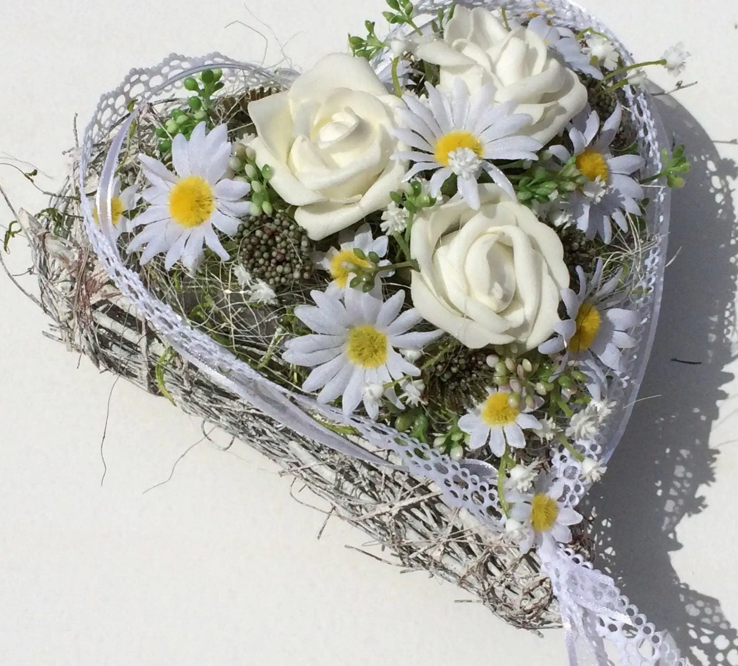 Grabgesteck Grabschmuck Rosen Margaritte Schleierkraut Herz weiß Rebe Grabdeko Grabdekoration – handgemacht aus Seiden- und Kunstblumen, langlebig & pflegeleicht von SarahsFlowerStudio