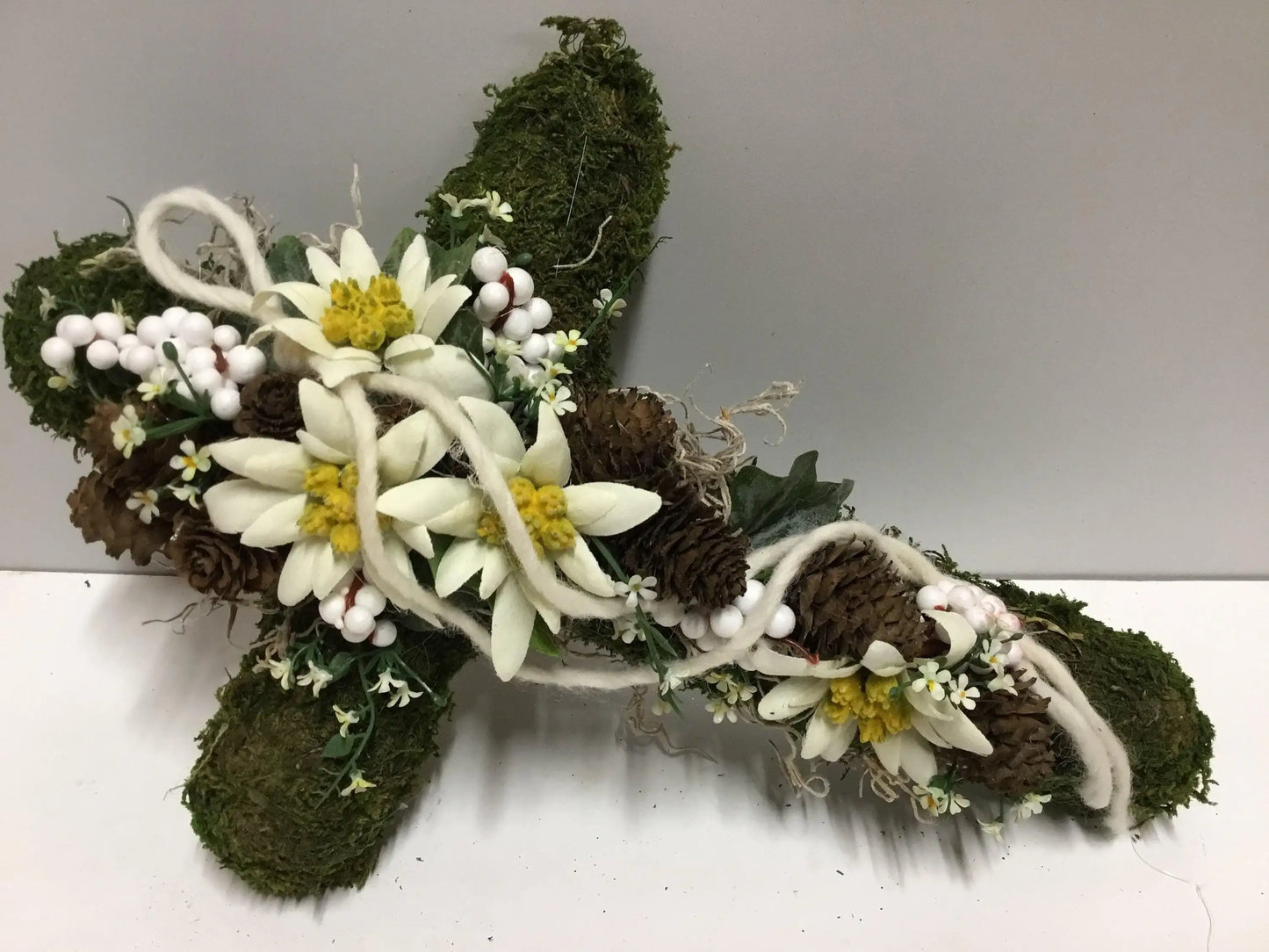 Grabgesteck Grabschmuck Urnengrab Gesteck Grab Allerheiligen Edelweiß Mooskreuz Kreuz Rose Grave Arrangument grave flowers longlasting – handgemacht aus Seiden- und Kunstblumen, langlebig & pflegeleicht von SarahsFlowerStudio