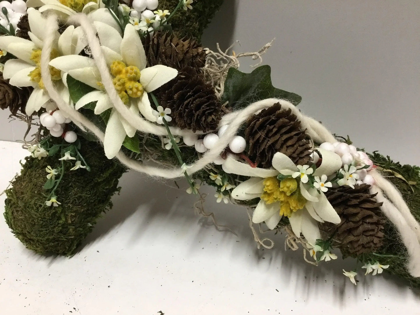 Grabgesteck Grabschmuck Urnengrab Gesteck Grab Allerheiligen Edelweiß Mooskreuz Kreuz Rose Grave Arrangument grave flowers longlasting – handgemacht aus Seiden- und Kunstblumen, langlebig & pflegeleicht von SarahsFlowerStudio
