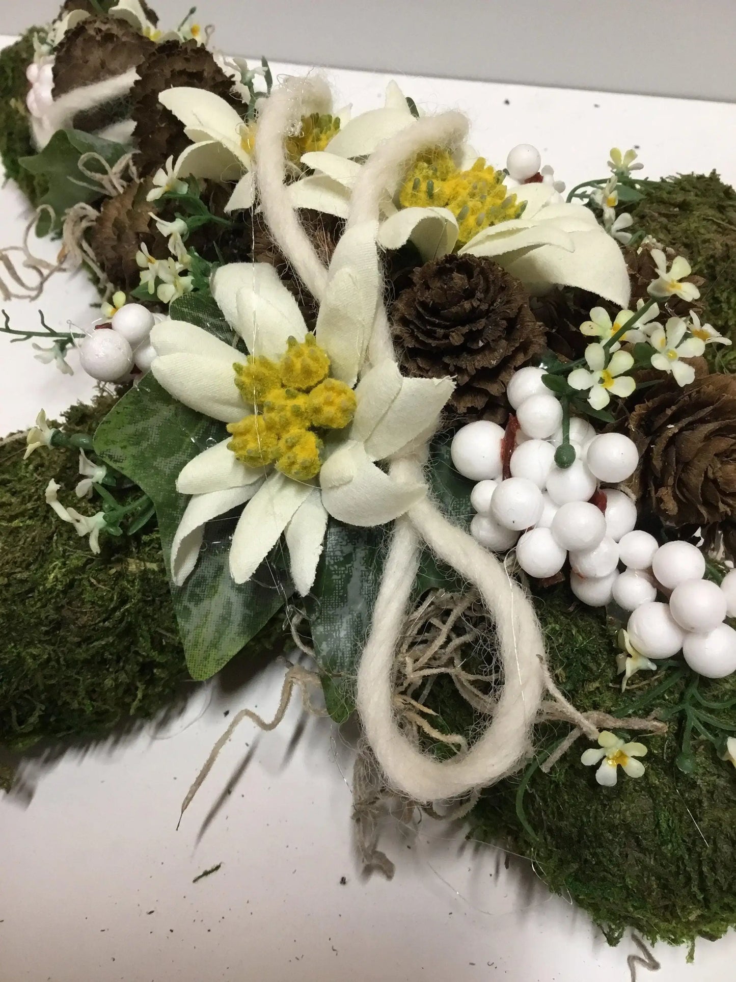 Grabgesteck Grabschmuck Urnengrab Gesteck Grab Allerheiligen Edelweiß Mooskreuz Kreuz Rose Grave Arrangument grave flowers longlasting – handgemacht aus Seiden- und Kunstblumen, langlebig & pflegeleicht von SarahsFlowerStudio