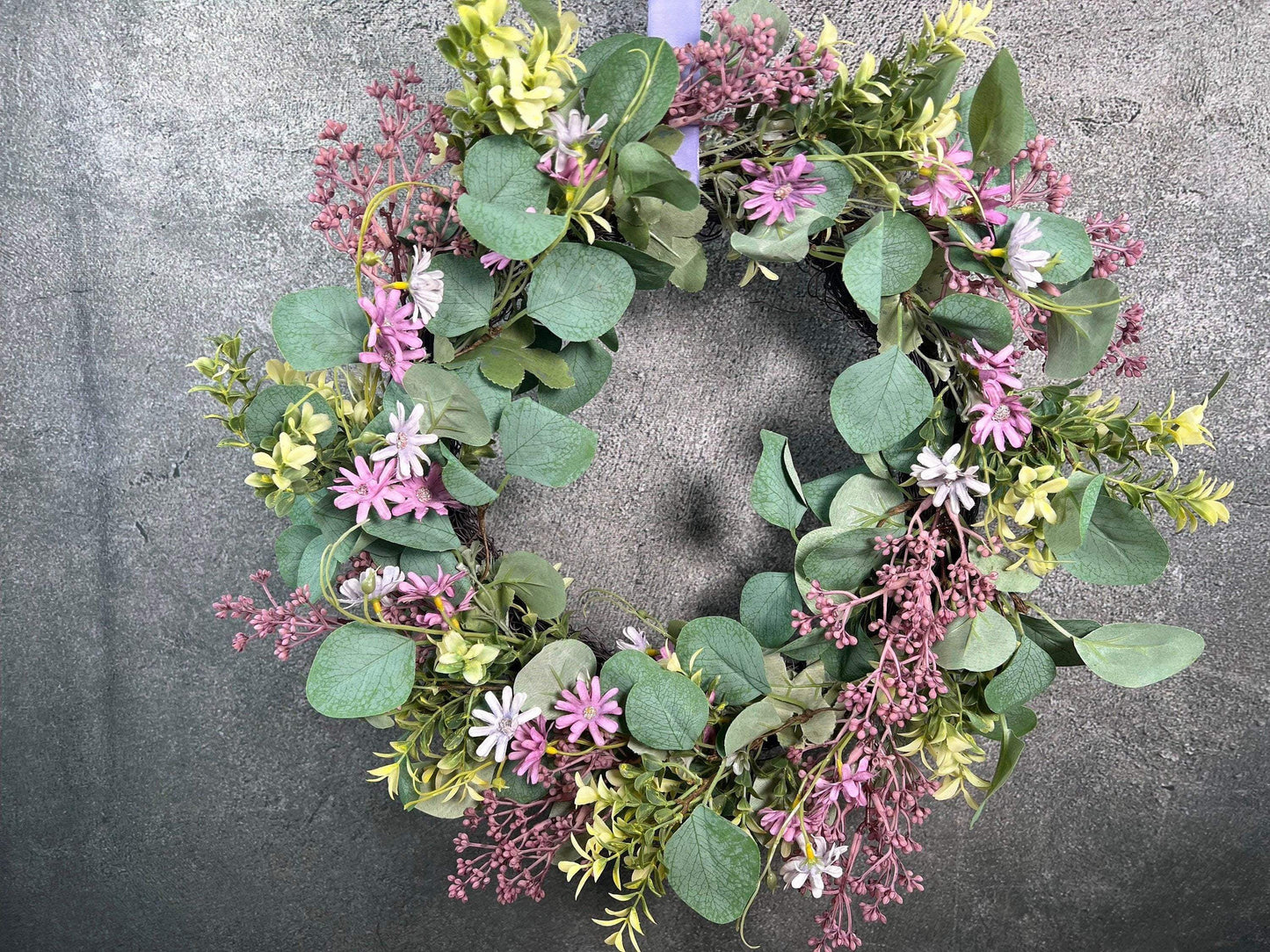 Türkranz Eukalyptus Künstlich 45cm Kranz modern Eukalyptus Euka Türdeko Türschmuck Tischdeko Tür Schmuck Herbst – handgemacht aus Seiden- und Kunstblumen, langlebig & pflegeleicht von SarahsFlowerStudio