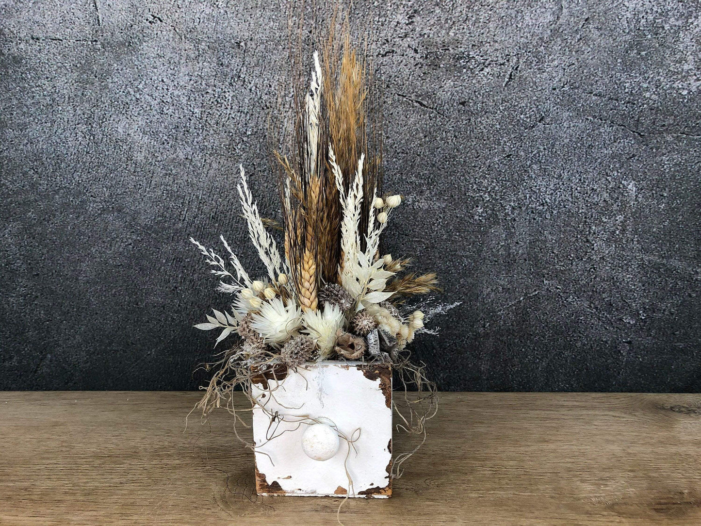 Tischdeko Blumen Tischgesteck Kerze Schublade Gräser Trockenblumen Trockenmaterial Natur natürlich dried bouquet dried Flowers – handgemacht aus Seiden- und Kunstblumen, langlebig & pflegeleicht von SarahsFlowerStudio