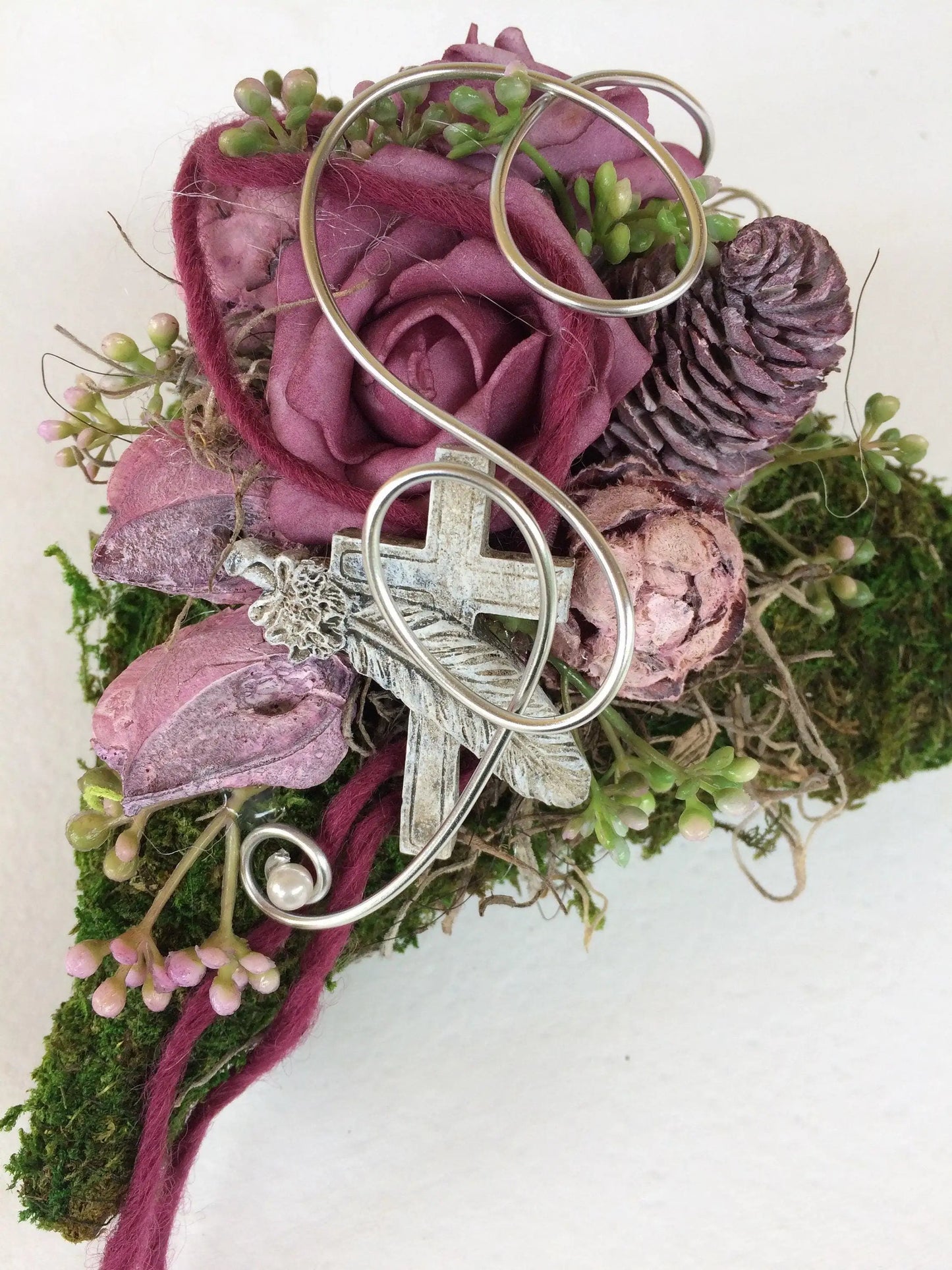 Grabgesteck Grabschmuck Gesteck Grab Allerheiligen Winterlich Weihnachten Herz Moosherz Rose Grave Arrangument grave flowers longlasting – handgemacht aus Seiden- und Kunstblumen, langlebig & pflegeleicht von SarahsFlowerStudio