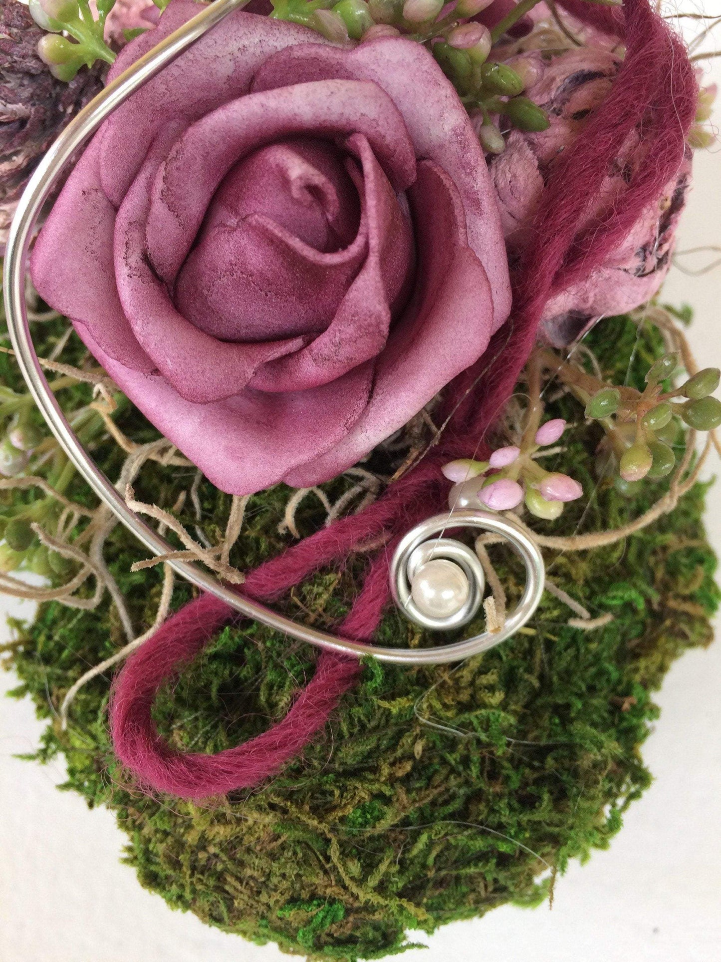 Grabgesteck Grabschmuck Gesteck Grab Allerheiligen Winterlich Weihnachten Herz Moosherz Rose Grave Arrangument grave flowers longlasting – handgemacht aus Seiden- und Kunstblumen, langlebig & pflegeleicht von SarahsFlowerStudio