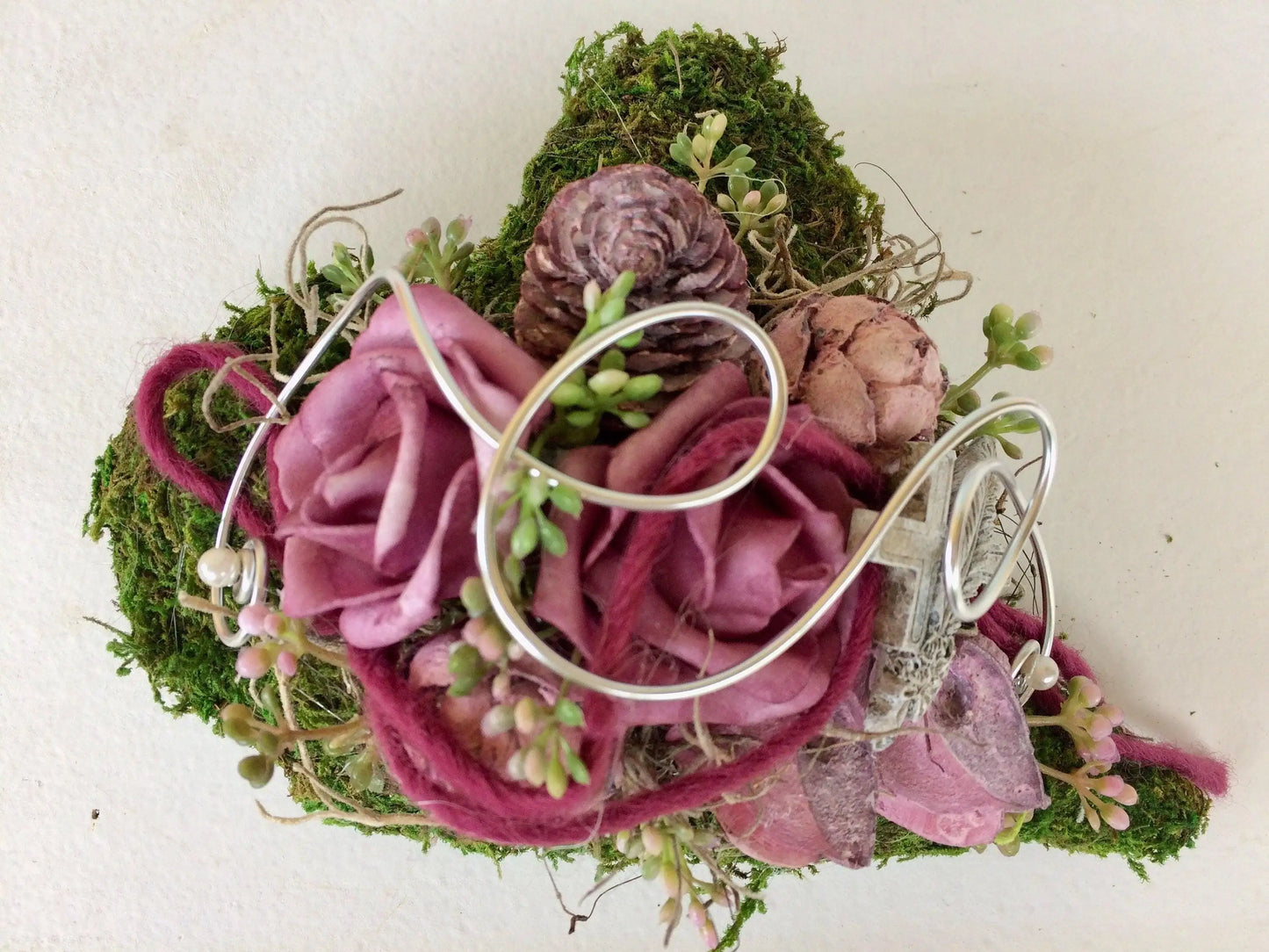 Grabgesteck Grabschmuck Gesteck Grab Allerheiligen Winterlich Weihnachten Herz Moosherz Rose Grave Arrangument grave flowers longlasting – handgemacht aus Seiden- und Kunstblumen, langlebig & pflegeleicht von SarahsFlowerStudio