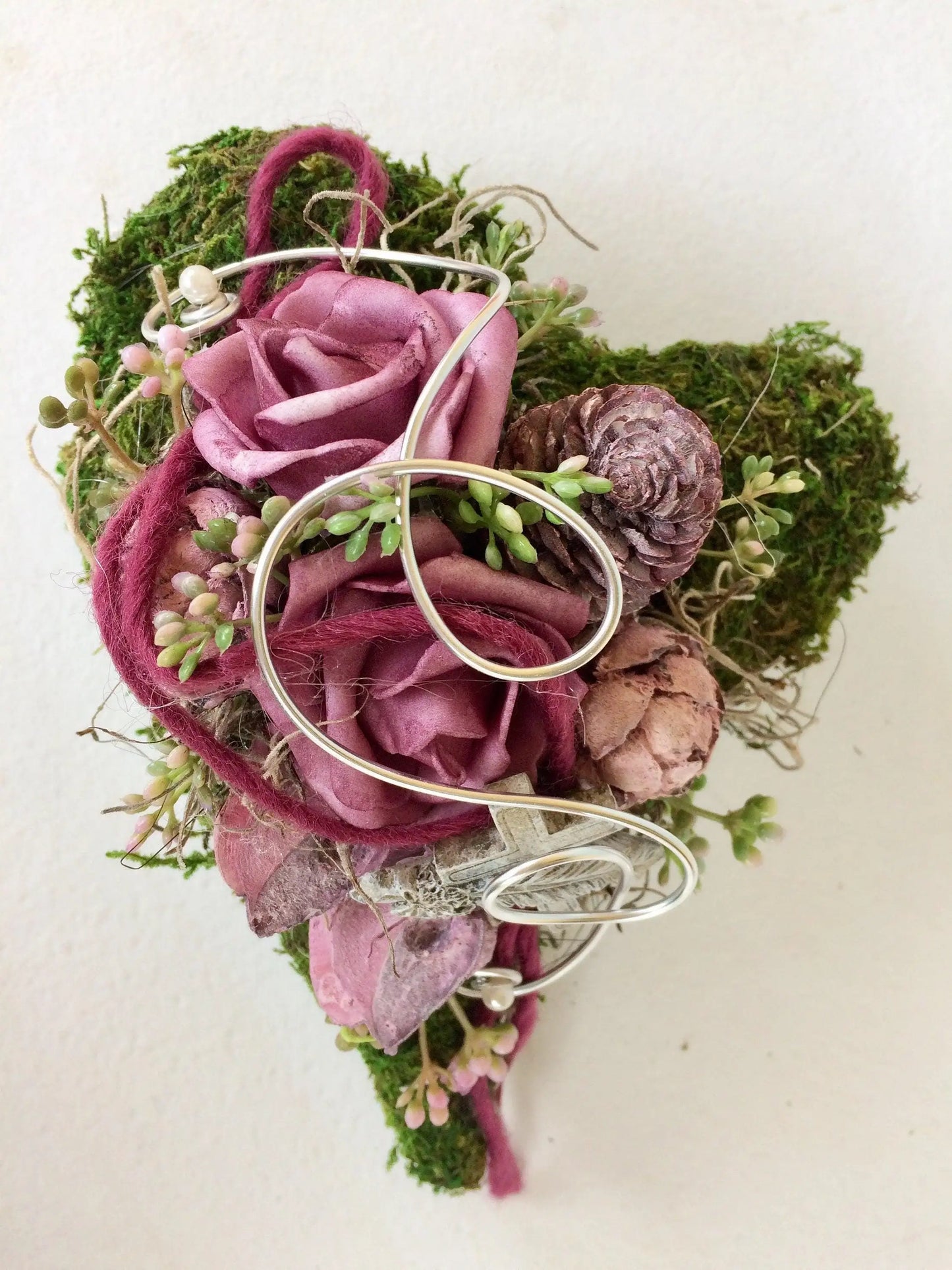 Grabgesteck Grabschmuck Gesteck Grab Allerheiligen Winterlich Weihnachten Herz Moosherz Rose Grave Arrangument grave flowers longlasting – handgemacht aus Seiden- und Kunstblumen, langlebig & pflegeleicht von SarahsFlowerStudio