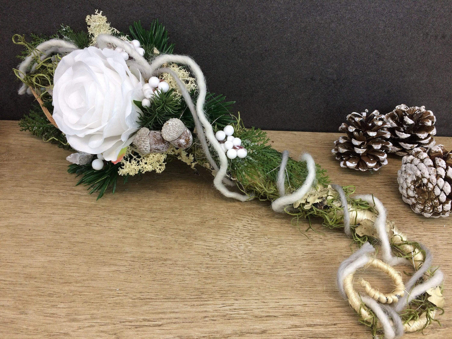 Grabgesteck zum legen Grabstrauß Liege Bukett Rose zum legen Allerheiligen Wachsrosen Wachsrose Islandmoos Christrosen Rosen Grabdekoration – handgemacht aus Seiden- und Kunstblumen, langlebig & pflegeleicht von SarahsFlowerStudio