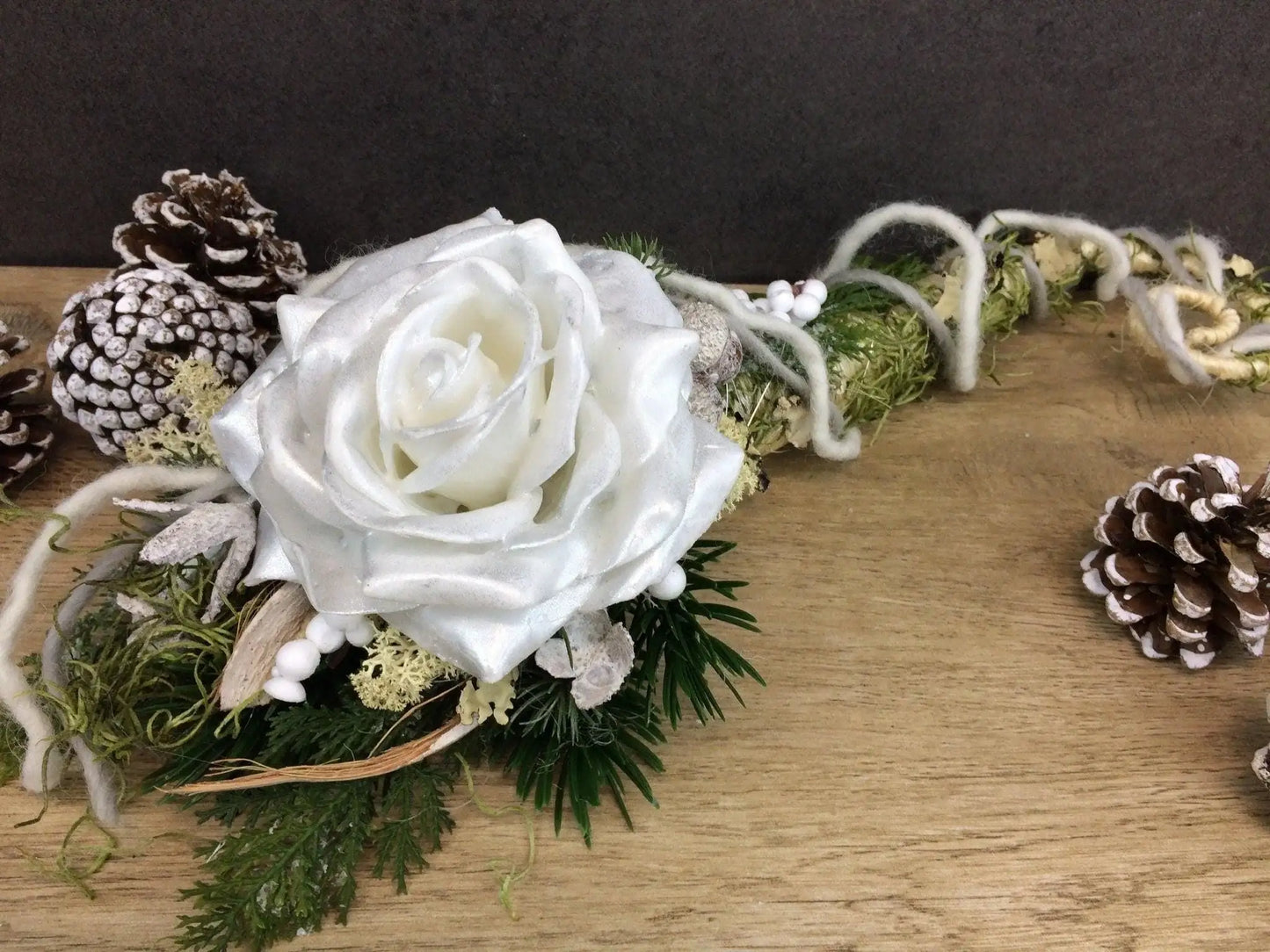 Grabgesteck zum legen Grabstrauß Liege Bukett Rose zum legen Allerheiligen Wachsrosen Wachsrose Islandmoos Christrosen Rosen Grabdekoration – handgemacht aus Seiden- und Kunstblumen, langlebig & pflegeleicht von SarahsFlowerStudio