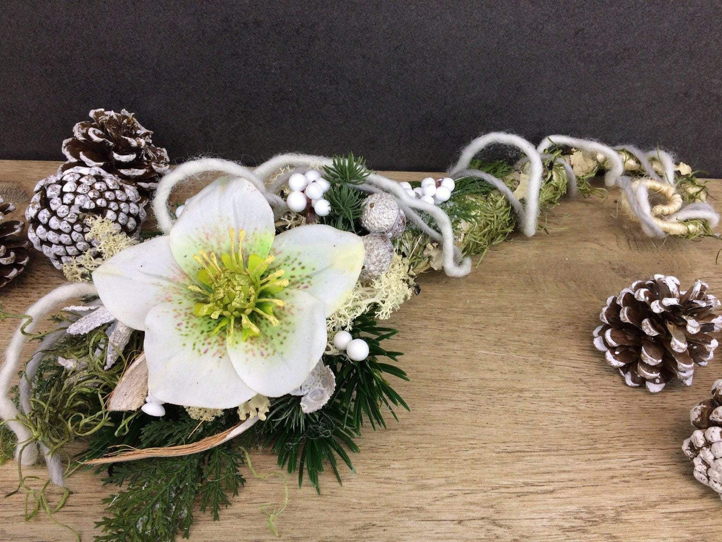 Grabgesteck zum legen Grabstrauß Liege Bukett Rose zum legen Allerheiligen Wachsrosen Wachsrose Islandmoos Christrosen Rosen Grabdekoration – handgemacht aus Seiden- und Kunstblumen, langlebig & pflegeleicht von SarahsFlowerStudio