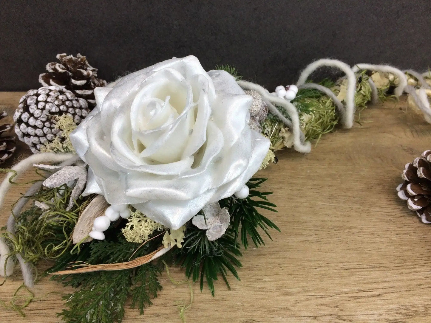 Grabgesteck zum legen Grabstrauß Liege Bukett Rose zum legen Allerheiligen Wachsrosen Wachsrose Islandmoos Christrosen Rosen Grabdekoration – handgemacht aus Seiden- und Kunstblumen, langlebig & pflegeleicht von SarahsFlowerStudio