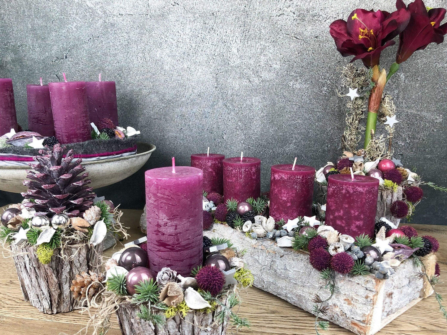 Adventsgesteck Gesteck Zapfen Zapfe Beere Modern Rund Moos Thuja Zapfen Rot Weiß – handgemacht aus Seiden- und Kunstblumen, langlebig & pflegeleicht von SarahsFlowerStudio