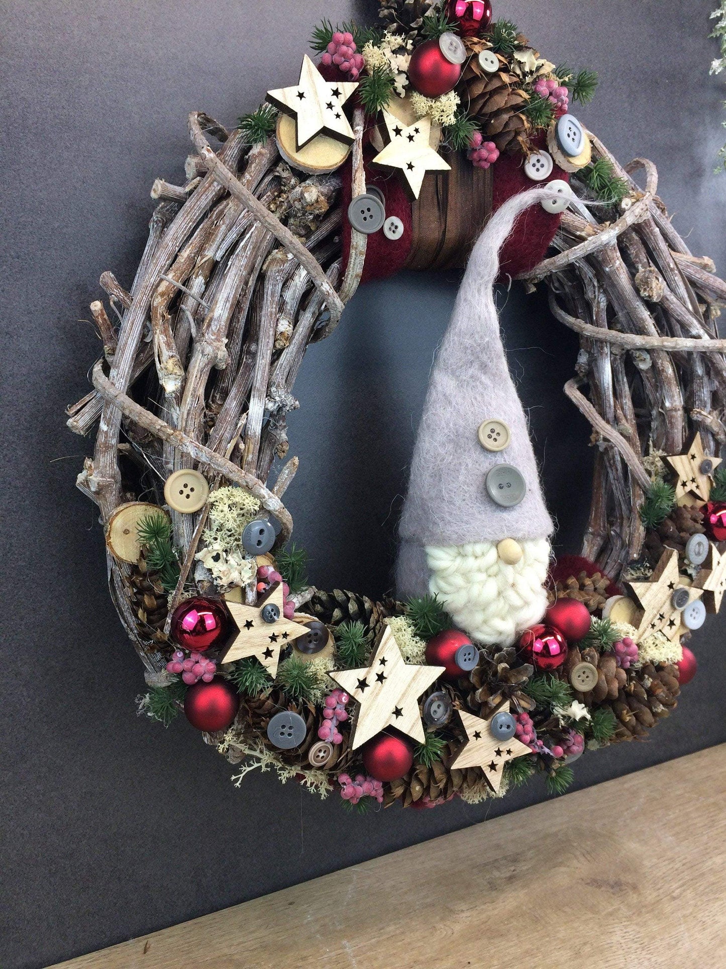 Advent Türkranz Türdeko Türschmuck Weihnachten Weidenkranz Wichtel 40cm – handgemacht aus Seiden- und Kunstblumen, langlebig & pflegeleicht von SarahsFlowerStudio