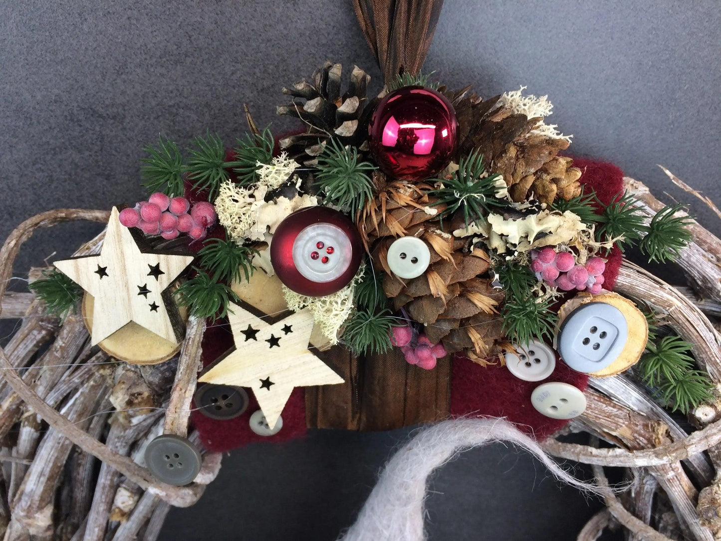 Advent Türkranz Türdeko Türschmuck Weihnachten Weidenkranz Wichtel 40cm – handgemacht aus Seiden- und Kunstblumen, langlebig & pflegeleicht von SarahsFlowerStudio