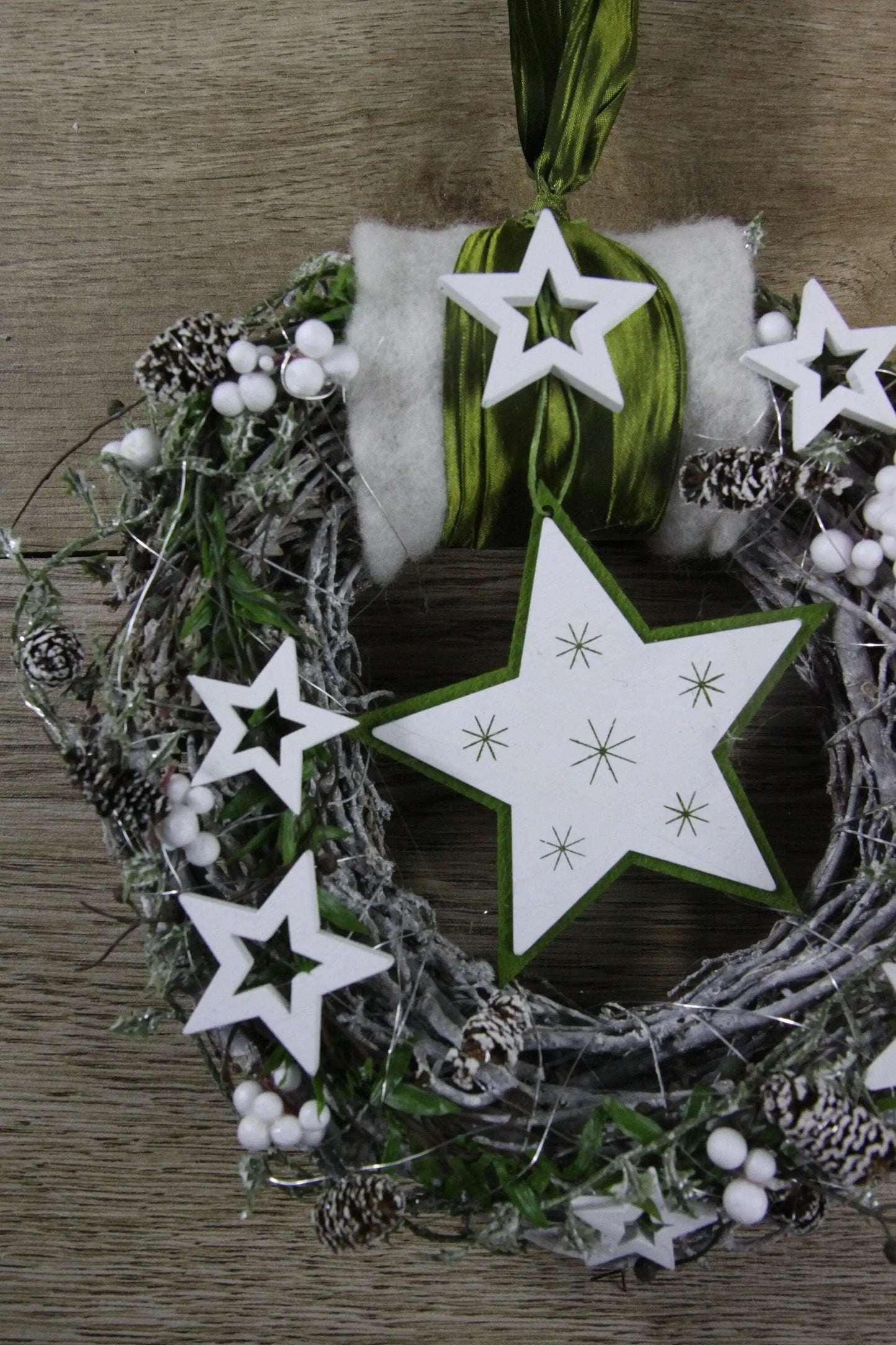 Advent Türkranz Türdeko Türschmuck Weihnachten Stern Weidenkranz Grün Weiß – handgemacht aus Seiden- und Kunstblumen, langlebig & pflegeleicht von SarahsFlowerStudio
