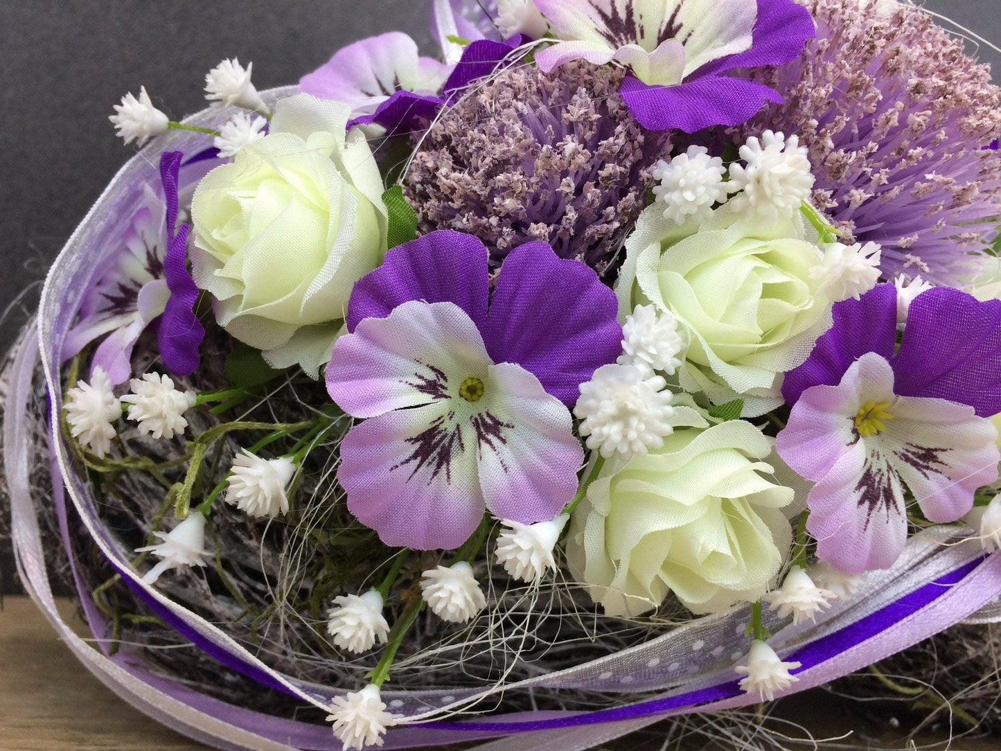 Grabgesteck Grabschmuck Rose Viburnum Herz Stiefmütterchen Hornveilchen Veilchen Lila Weiß Gesteck Grab Schleierkraut – handgemacht aus Seiden- und Kunstblumen, langlebig & pflegeleicht von SarahsFlowerStudio