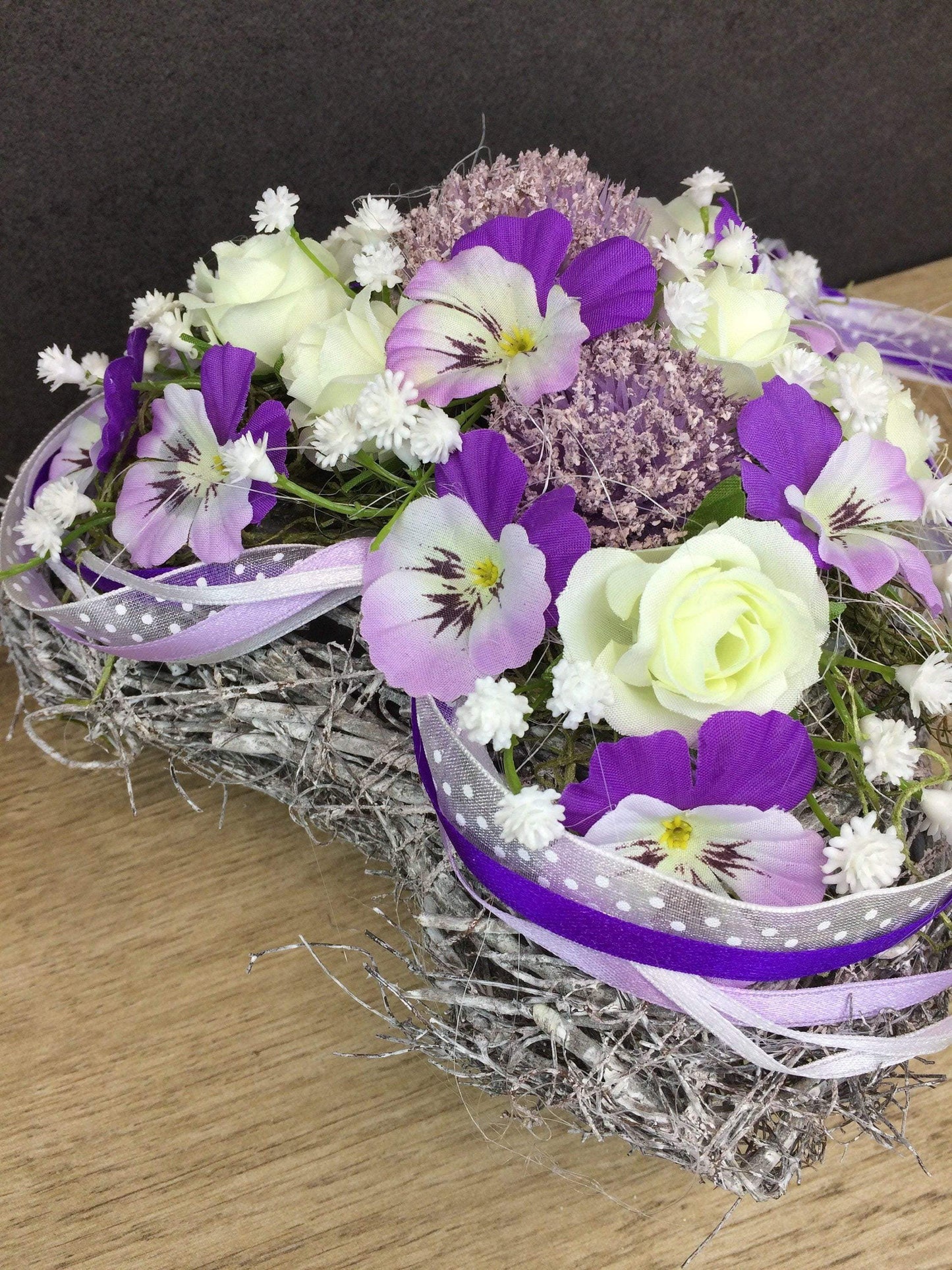 Grabgesteck Grabschmuck Rose Viburnum Herz Stiefmütterchen Hornveilchen Veilchen Lila Weiß Gesteck Grab Schleierkraut – handgemacht aus Seiden- und Kunstblumen, langlebig & pflegeleicht von SarahsFlowerStudio