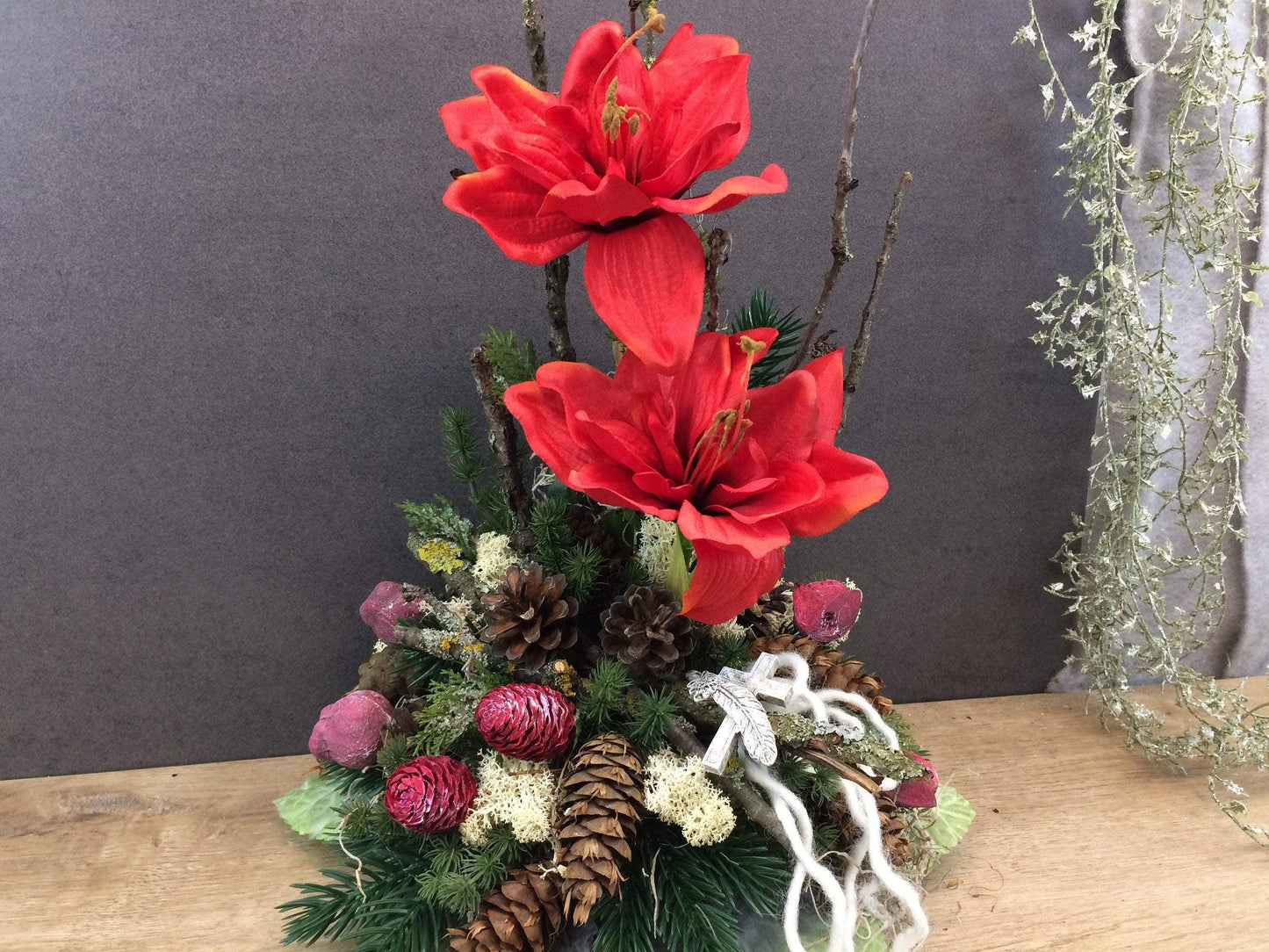 Grabgesteck Grabschmuck Amaryllis auf Beton Platte Grabdekoration Grabschmuck AllerheiligenTanne Exoten Filzschnur Amaryllis – handgemacht aus Seiden- und Kunstblumen, langlebig & pflegeleicht von SarahsFlowerStudio