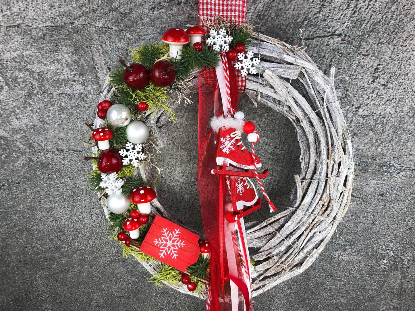 Advent Türkranz Schlitten Schlittschuhe Stern Türdekoration Türschmuck Weihnachten Weidenkranz Wichtel – handgemacht aus Seiden- und Kunstblumen, langlebig & pflegeleicht von SarahsFlowerStudio