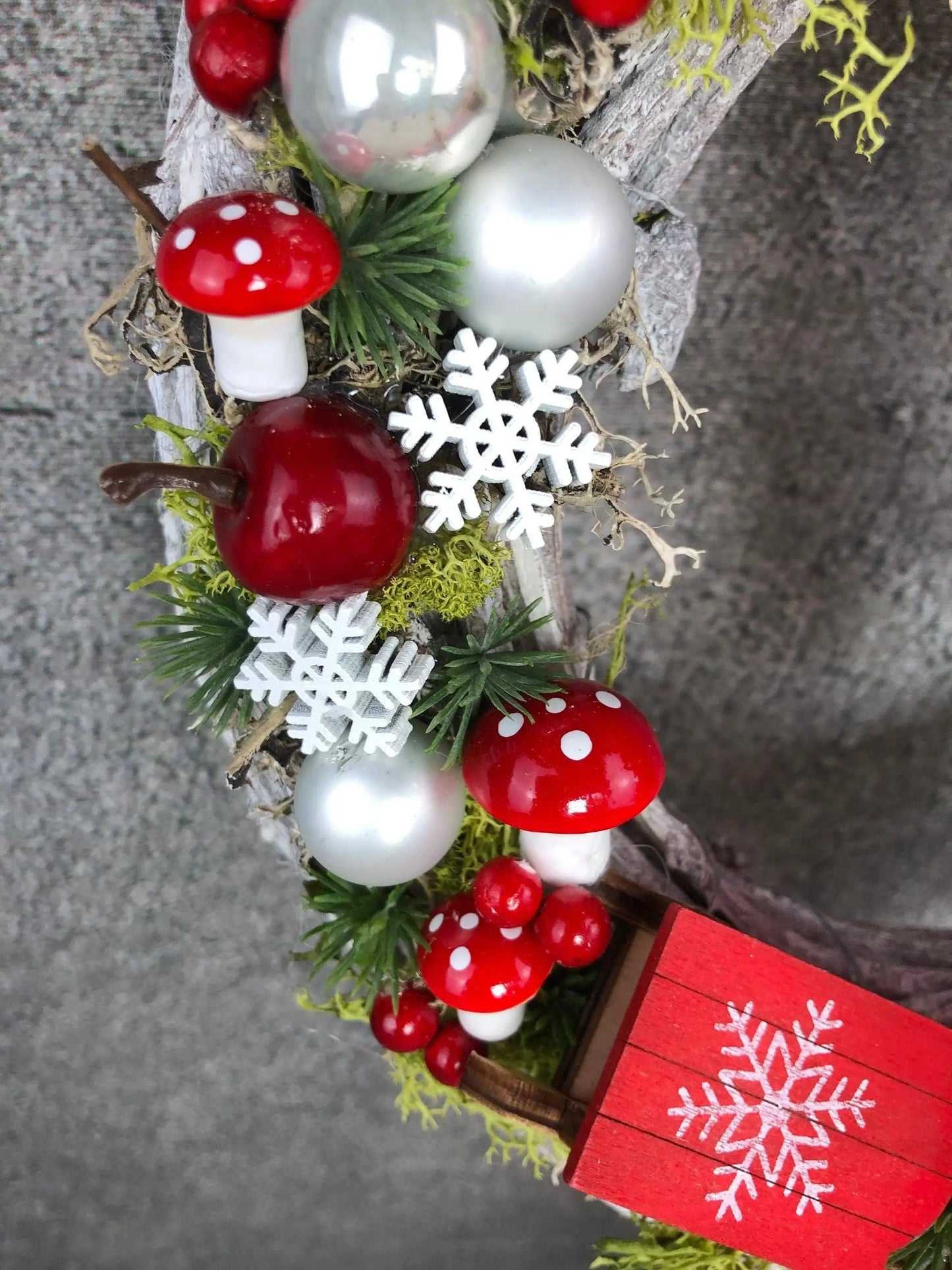 Advent Türkranz Schlitten Schlittschuhe Stern Türdekoration Türschmuck Weihnachten Weidenkranz Wichtel – handgemacht aus Seiden- und Kunstblumen, langlebig & pflegeleicht von SarahsFlowerStudio