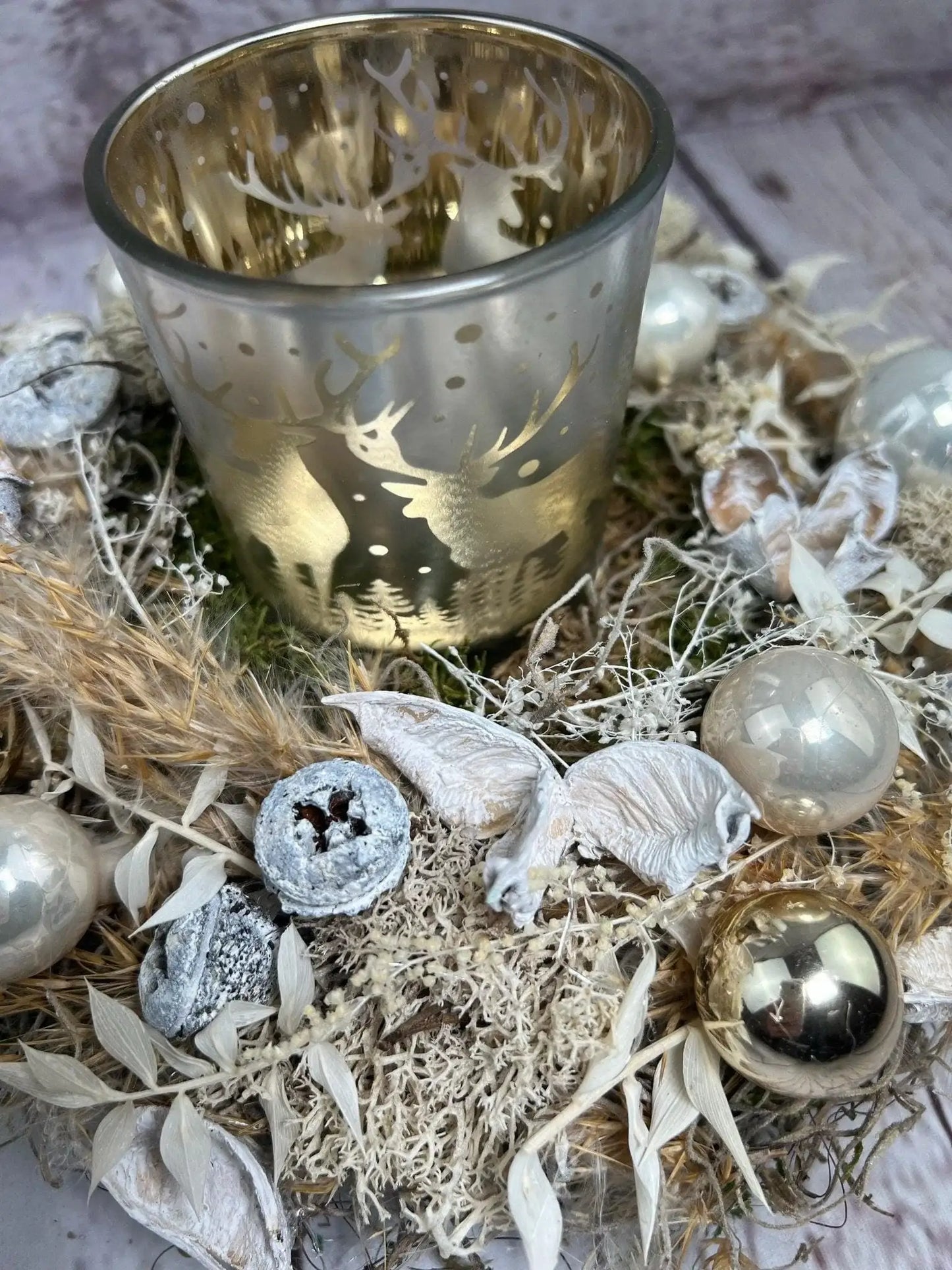 Adventsgesteck 23cm Windlicht Teelichthalter Teelichtglas Trockenblumen Gesteck Hirsch Modern Moos Thuja Zapfen Eicheln Gold Weiß – handgemacht aus Seiden- und Kunstblumen, langlebig & pflegeleicht von SarahsFlowerStudio