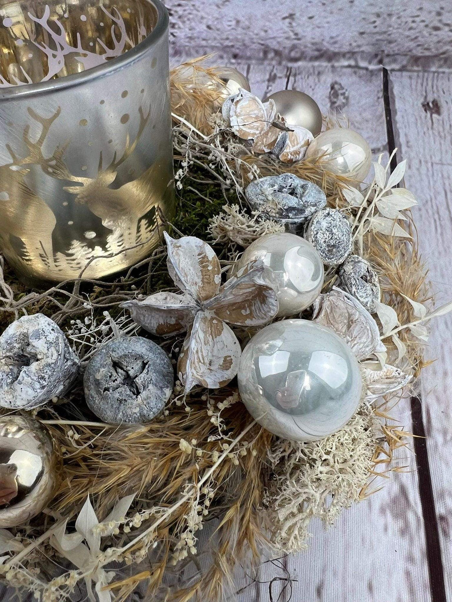 Adventsgesteck 23cm Windlicht Teelichthalter Teelichtglas Trockenblumen Gesteck Hirsch Modern Moos Thuja Zapfen Eicheln Gold Weiß – handgemacht aus Seiden- und Kunstblumen, langlebig & pflegeleicht von SarahsFlowerStudio