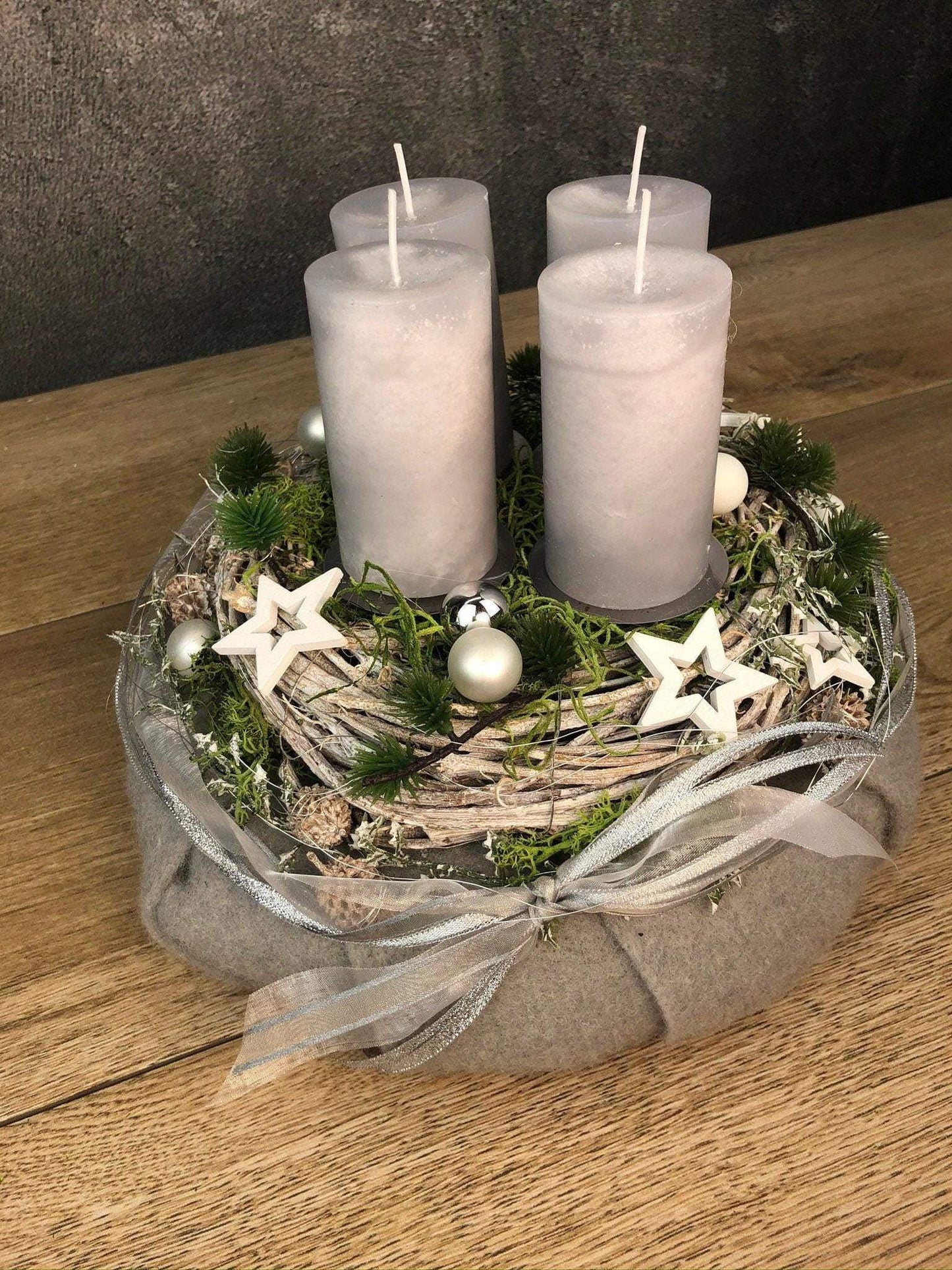 Adventskranz Adventskalender Filz Kugeln Sterne Moos Zedern mehrjährig rund – handgemacht aus Seiden- und Kunstblumen, langlebig & pflegeleicht von SarahsFlowerStudio