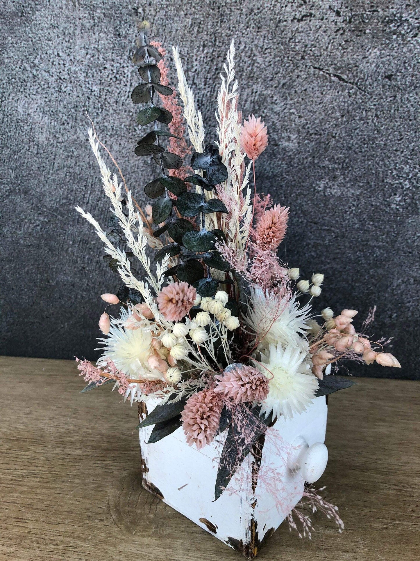 Tischdeko Blumen Tischgesteck Kerze Schublade Gräser Trockenblumen Trockenmaterial Natur natürlich dried bouquet dried Flowers – handgemacht aus Seiden- und Kunstblumen, langlebig & pflegeleicht von SarahsFlowerStudio